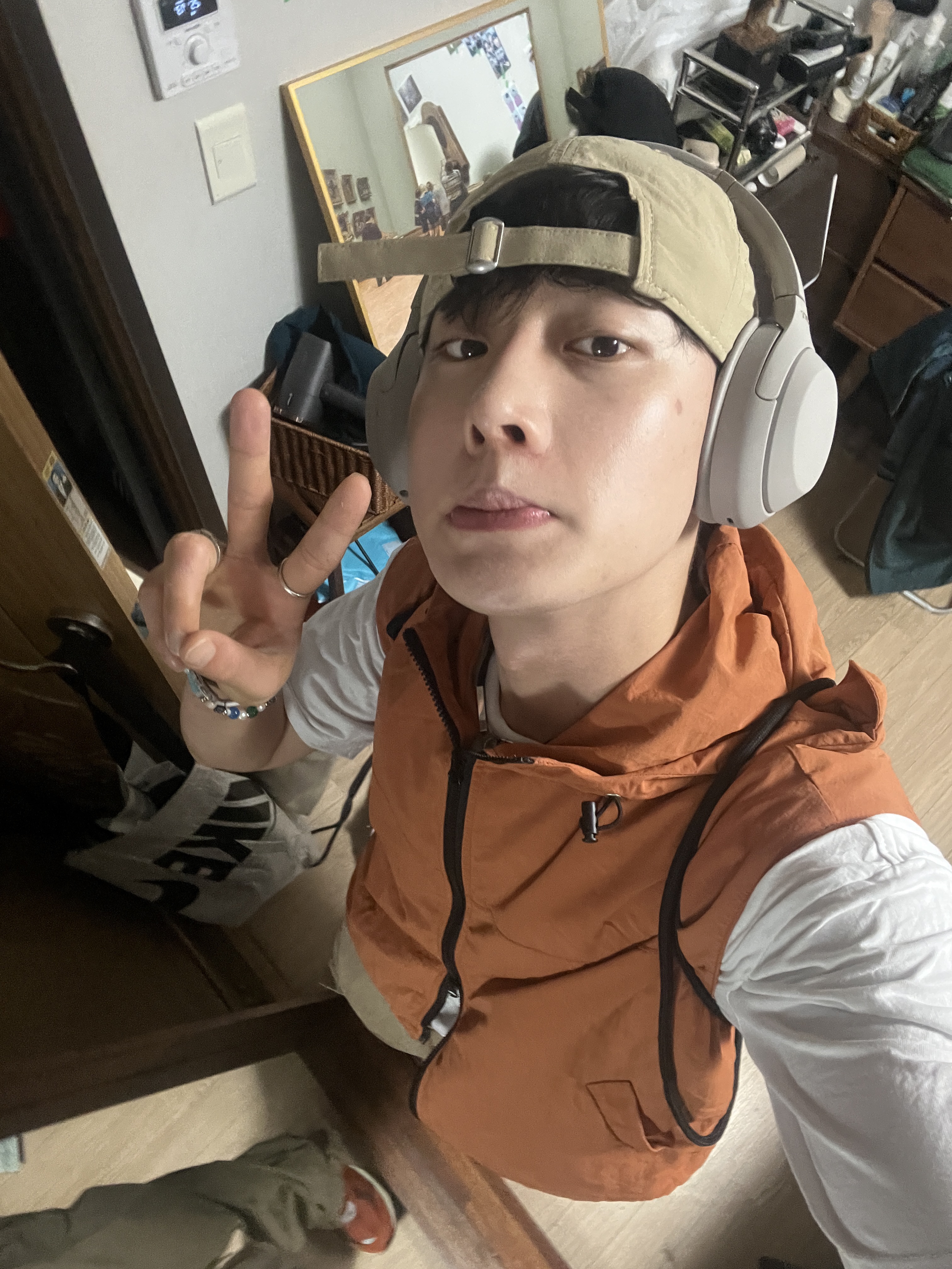 New Balance 2002R Rust Oxide, Sony WH-1000XM4 Platinum Silver (Korean Ver.) 착용 스타일 - 4
