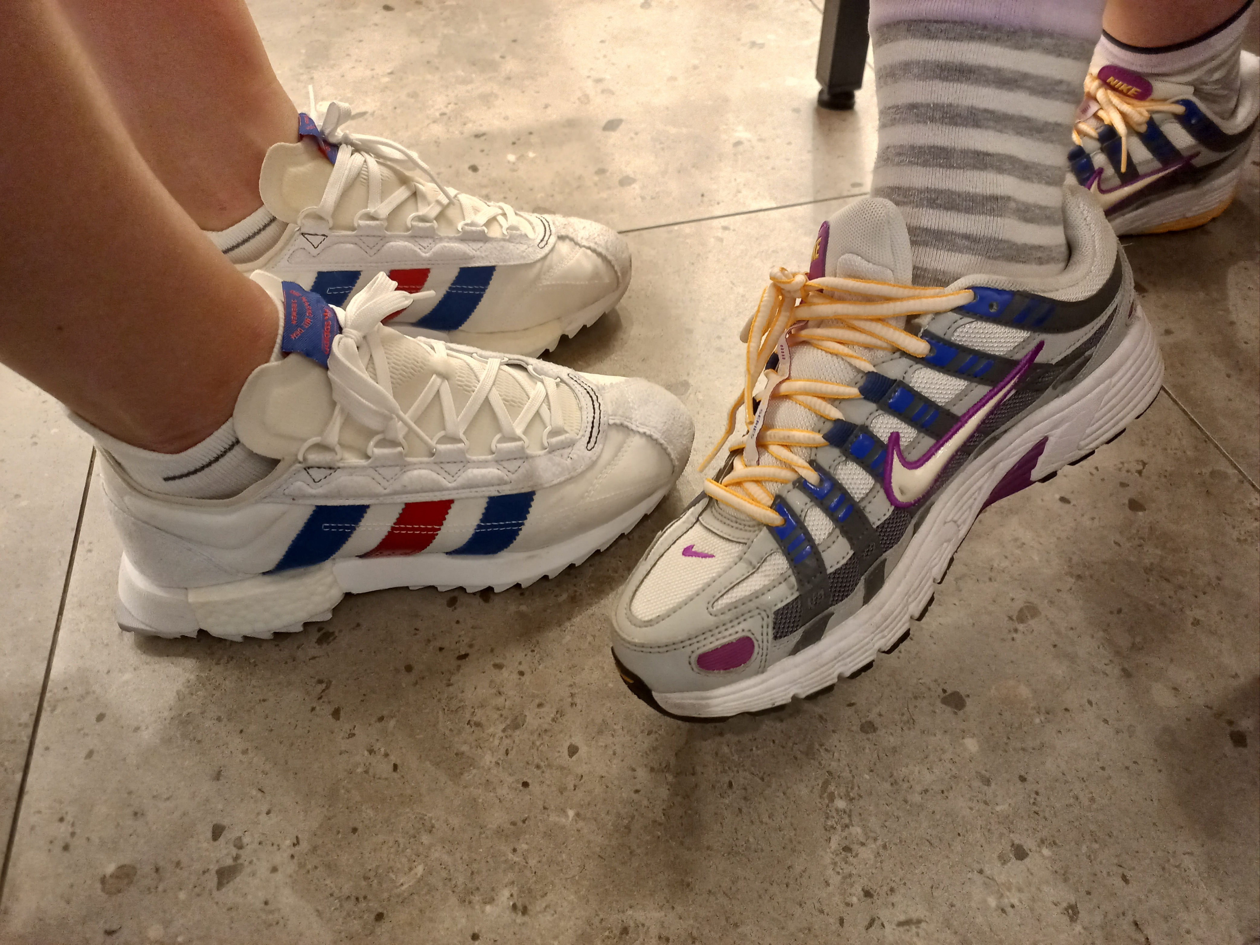Adidas SL 7600 White Collegiate Navy, (W) Nike P-6000 Grey Fog Iron Grey 착용 스타일