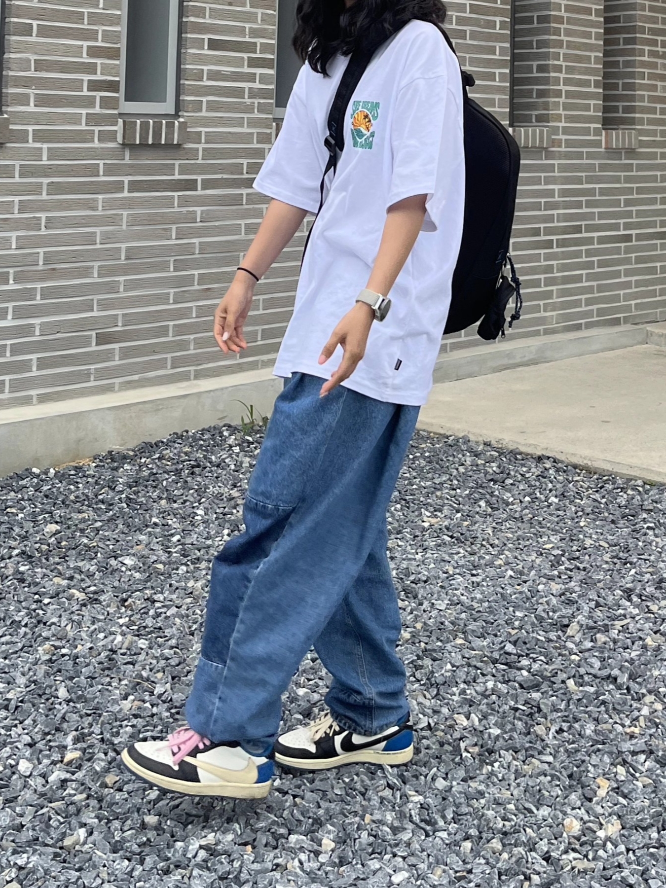 Zara x Ader Error Barrel Leg Jeans Blue, Ader Error x Eastpak Up-Down Sling Black 착용 스타일 - 2