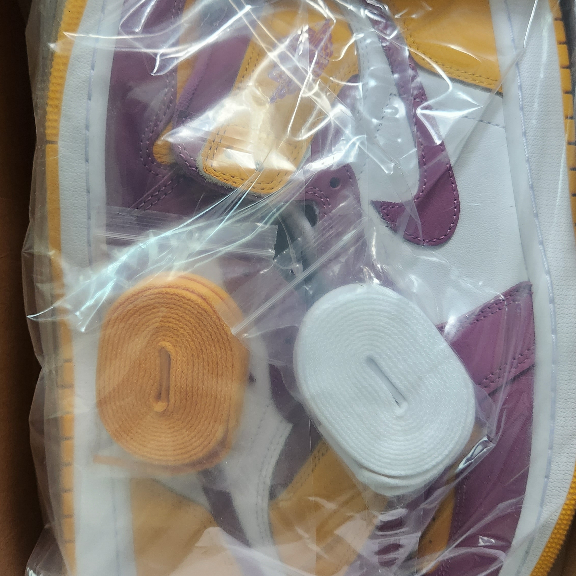 Jordan 1 Retro High OG University Gold Light Bordeaux 착용 스타일 - 2