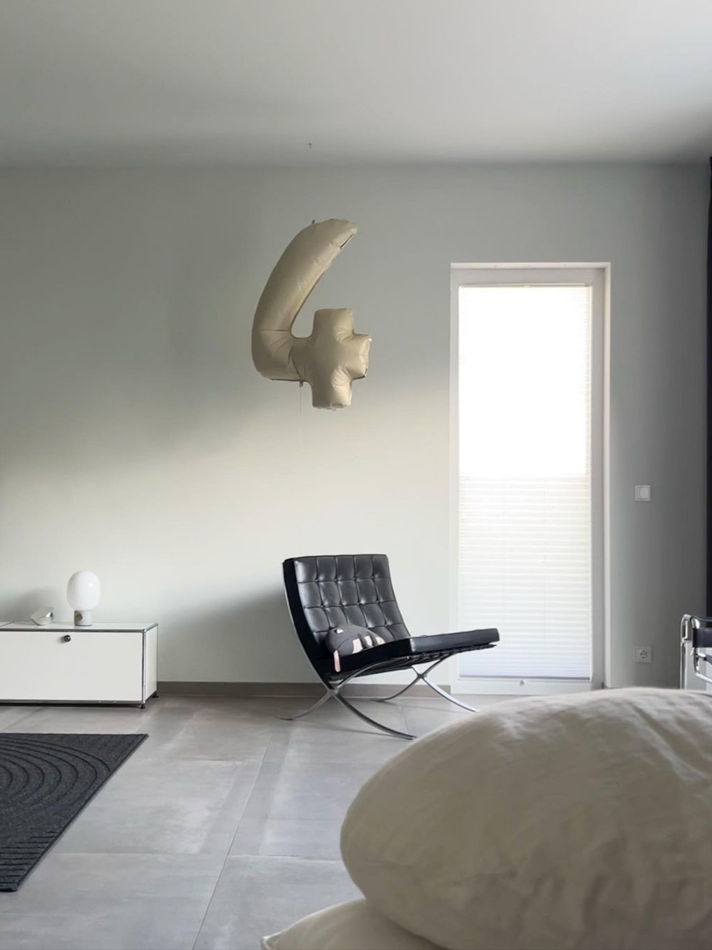 Knoll Barcelona Chair Black 착용 스타일