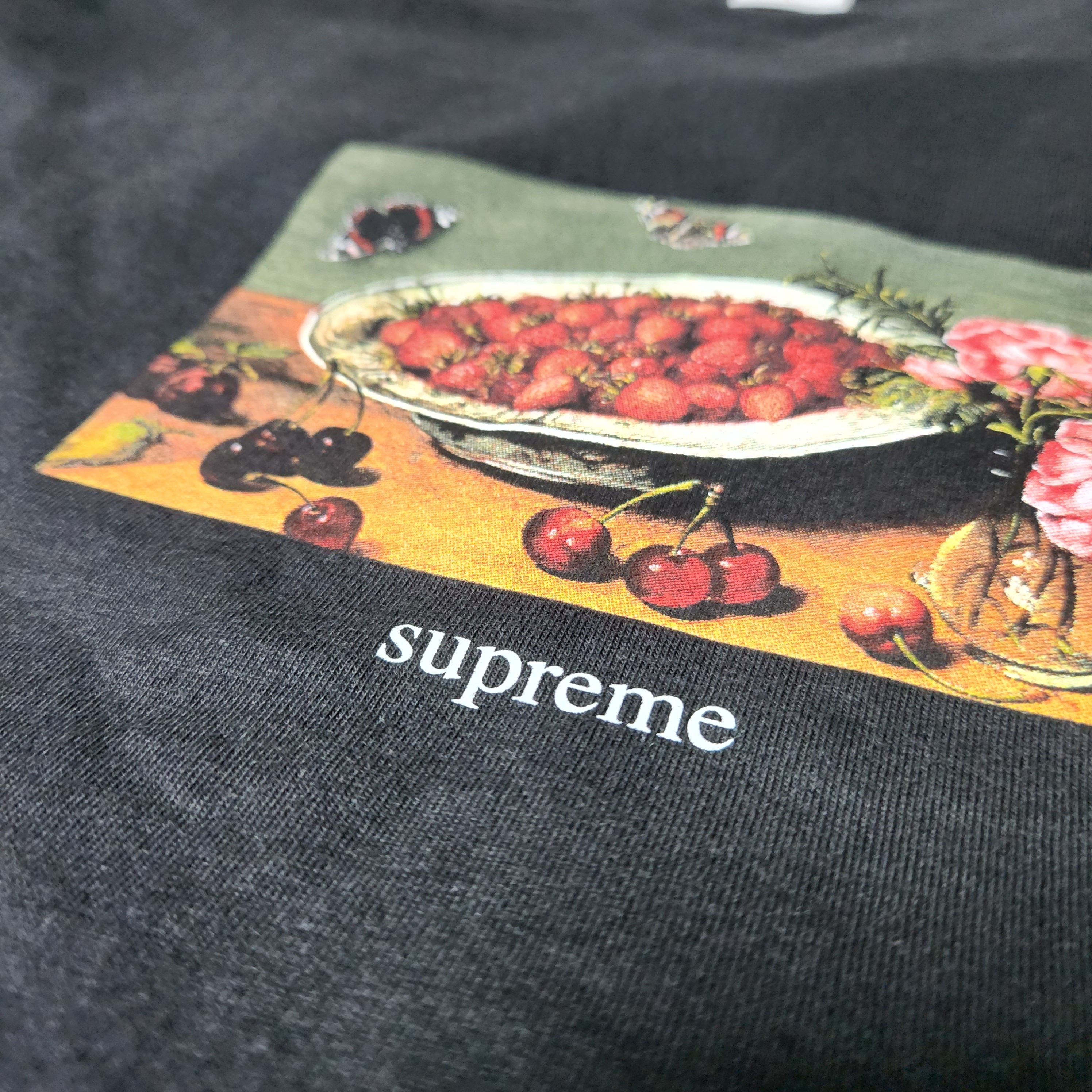 Supreme Strawberries T-Shirt Black - 23SS 착용 스타일