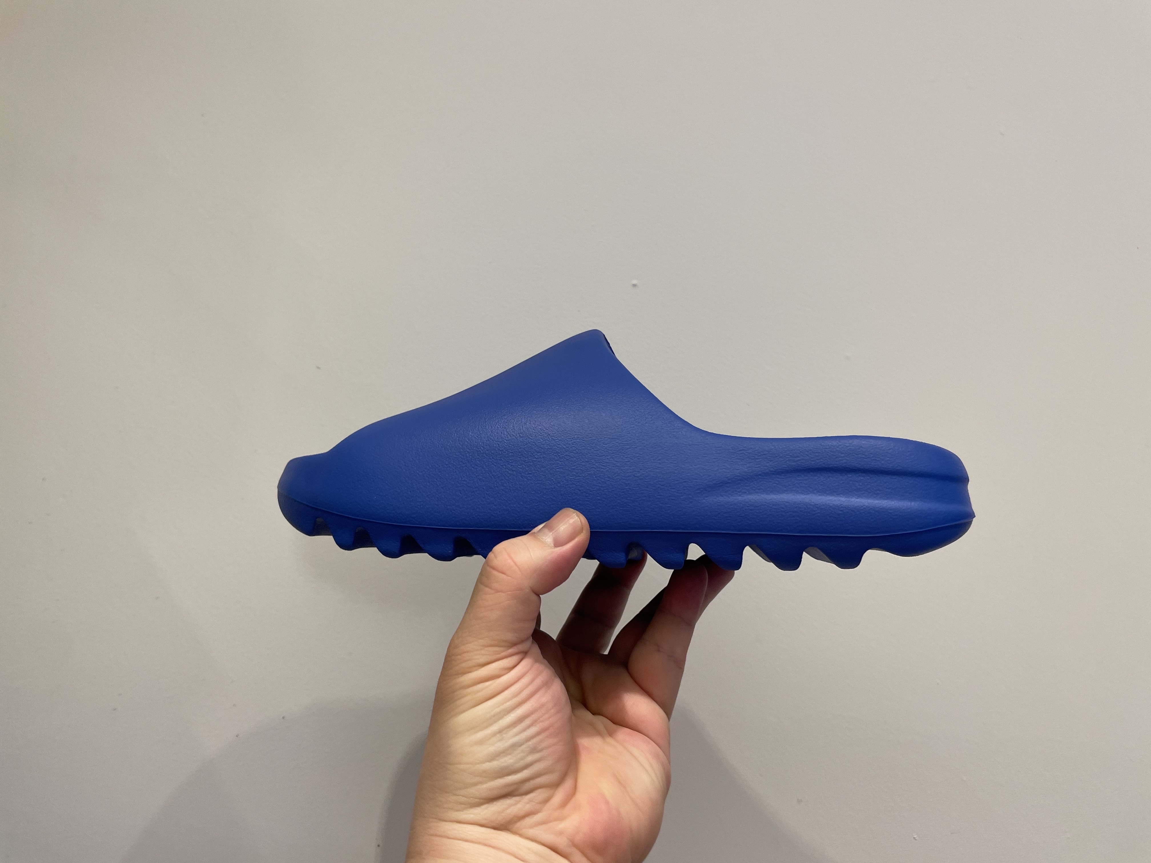 Adidas Yeezy Slide Azure 착용 스타일 - 1