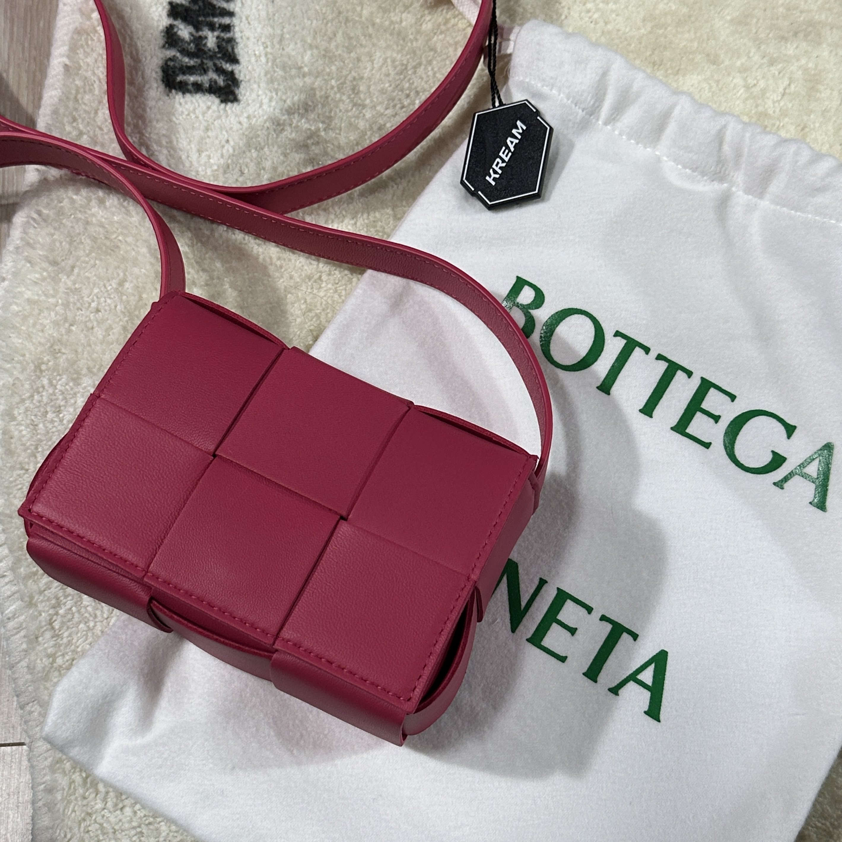 Bottega Veneta Mini Leather Cassette Cranberry 착용 스타일