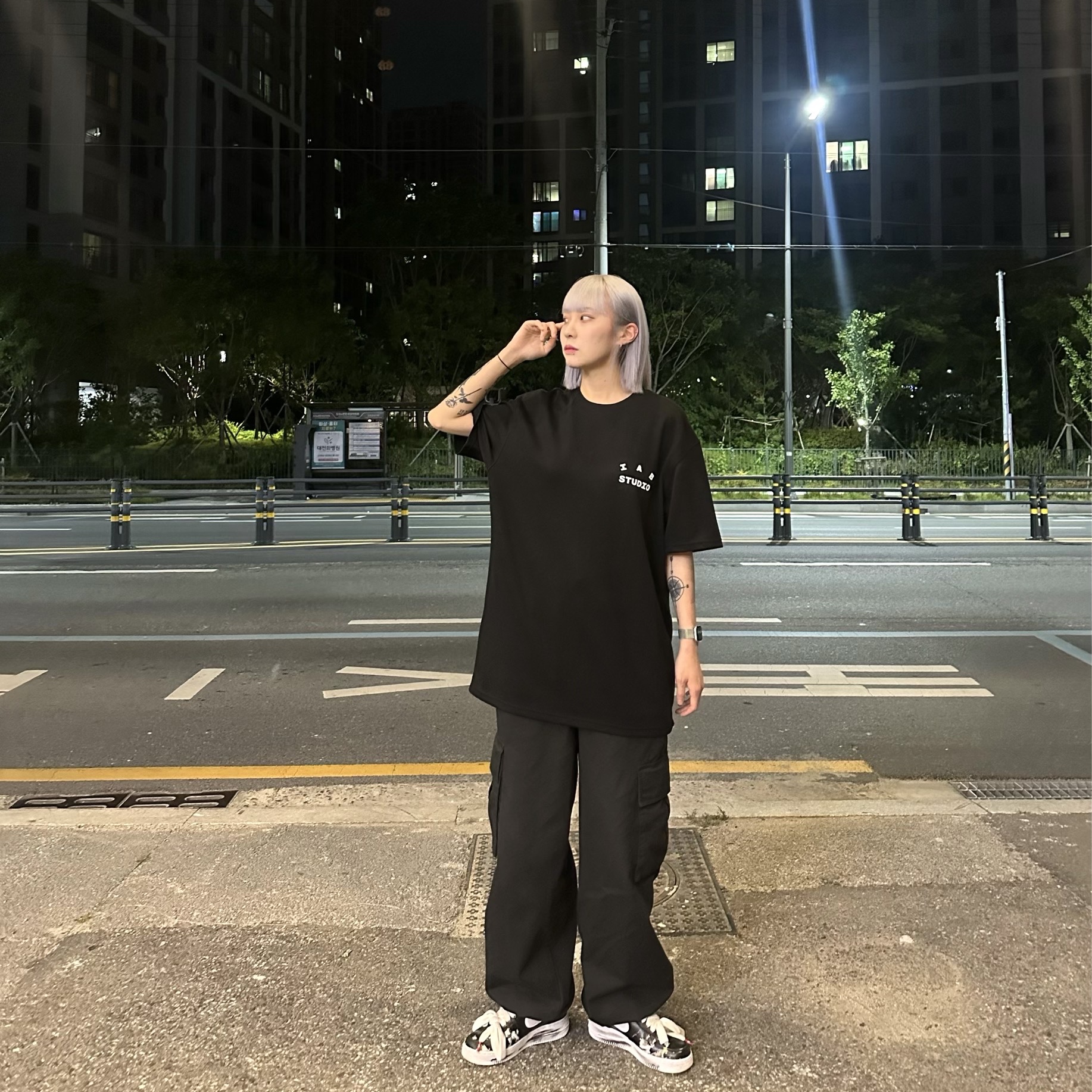 IAB Studio 10th Anniversary T-Shirts Pack White & Black (2 Pack), IAB Studio 10th Anniversary T-Shirt Black 착용 스타일 - 2