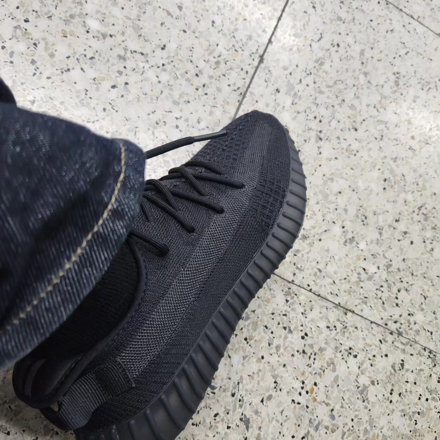 Adidas Yeezy Boost 350 V2 Onyx 착용 스타일 - 1