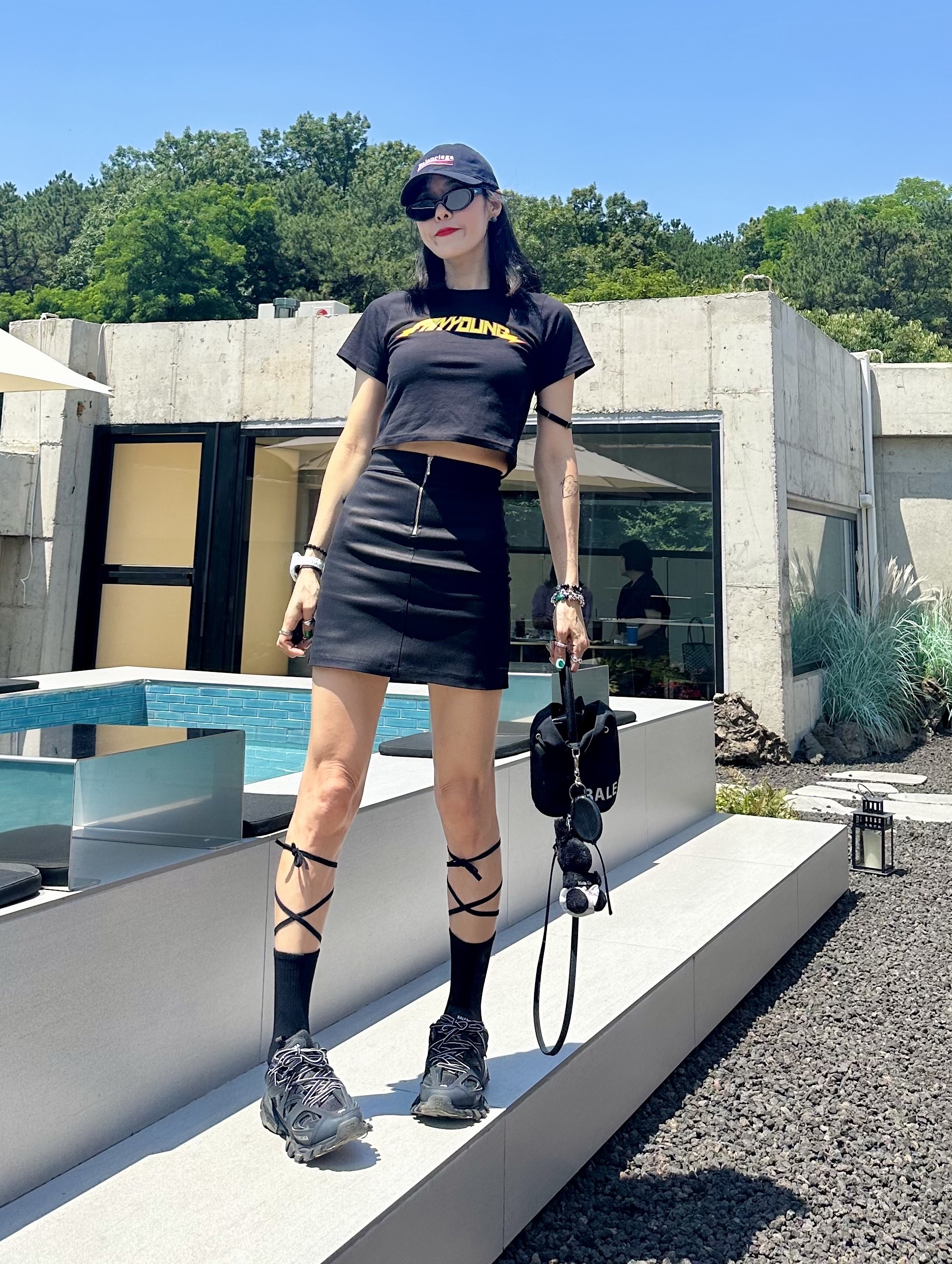 Gentle Monster Le 01 Black, (W) Balenciaga Track Sneakers Black White 착용 스타일 - 3