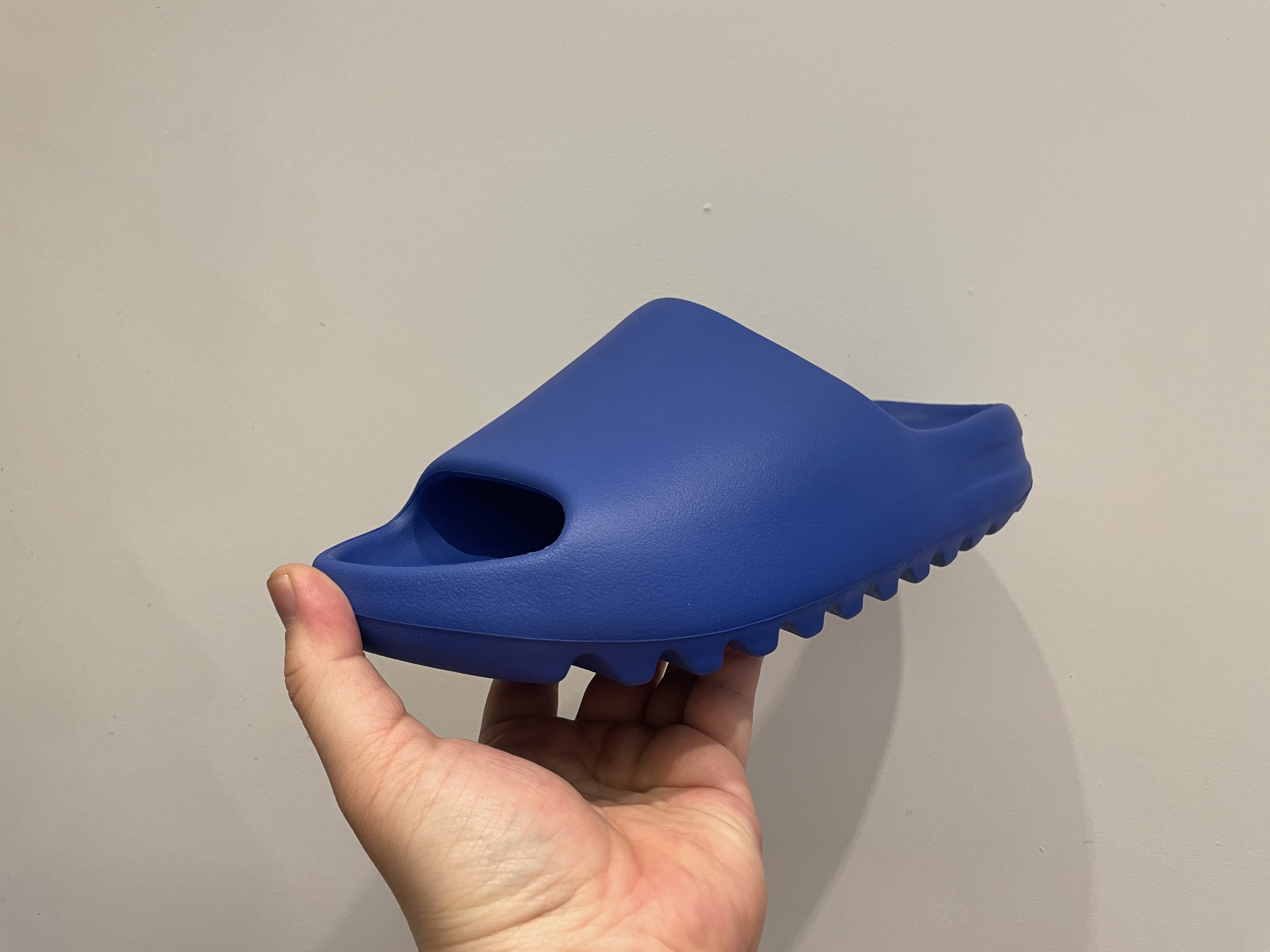 Adidas Yeezy Slide Azure 착용 스타일 - 3