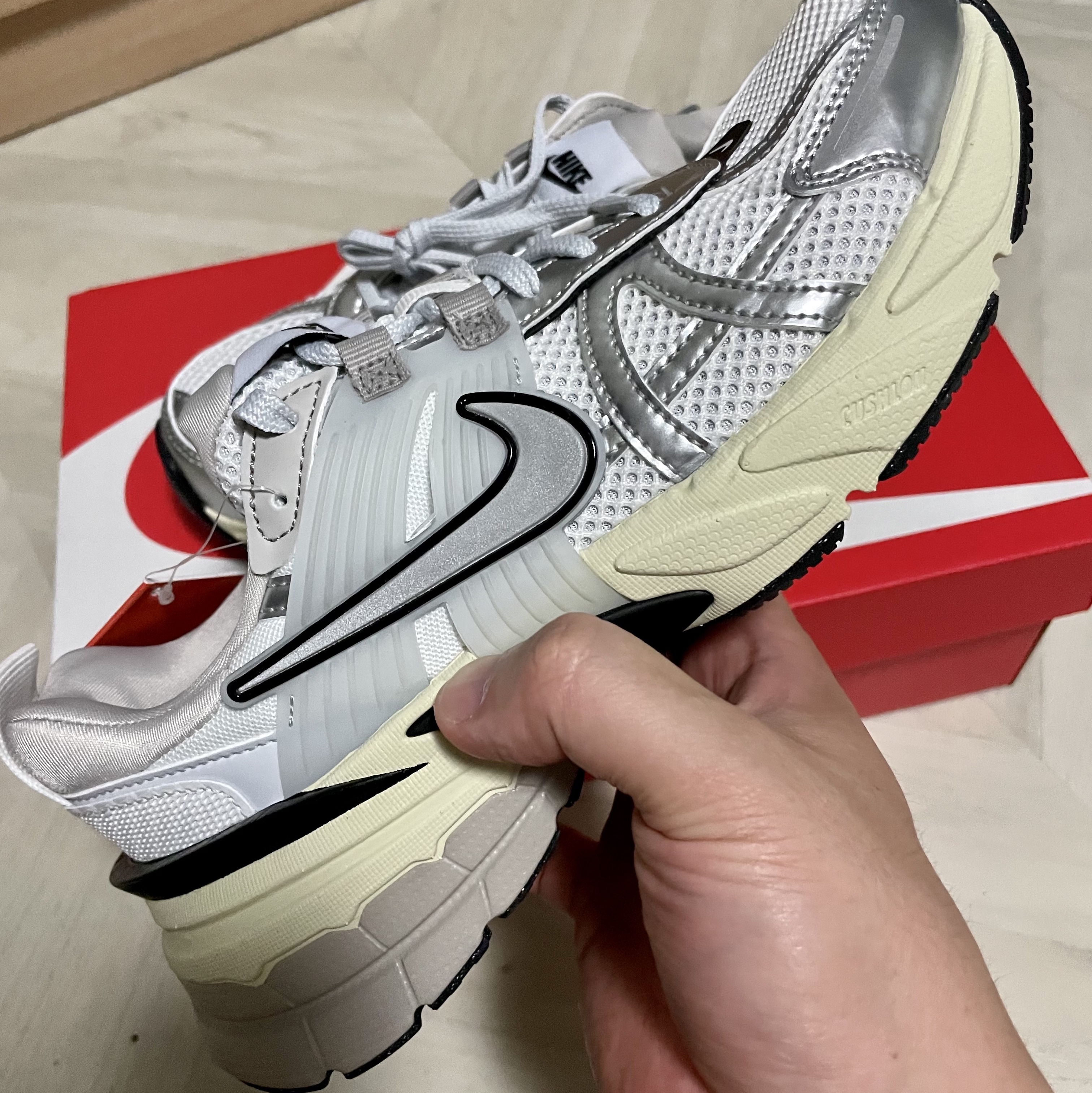 Nike V2K Run Summit White Metallic Silver 착용 스타일 - 1