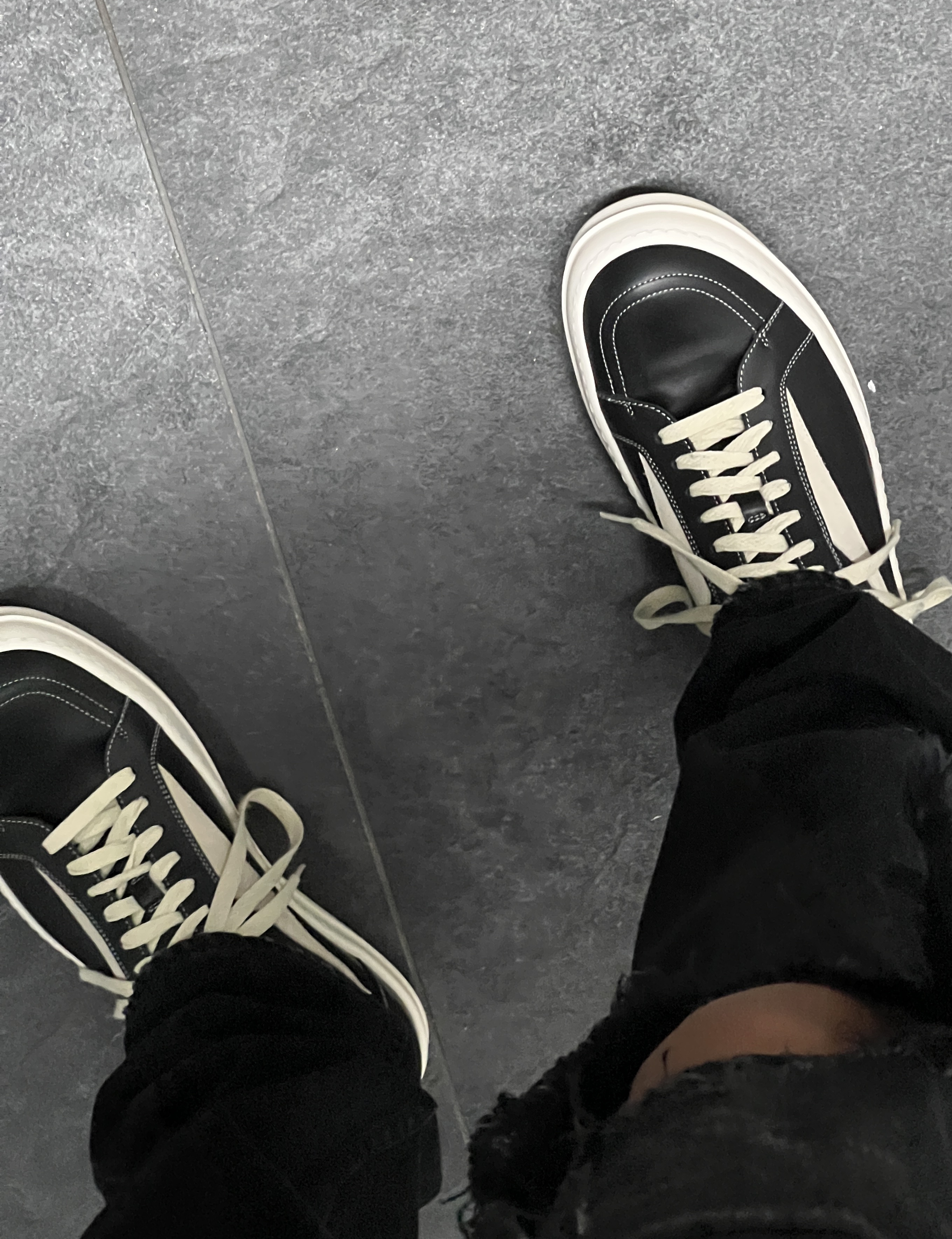 Rick Owens Luxor Vintage Sneakers Black Milk, Apple Watch Ultra 49mm Titanium Case with Ocean Band Midnight (Korean Ver.) 착용 스타일 - 2