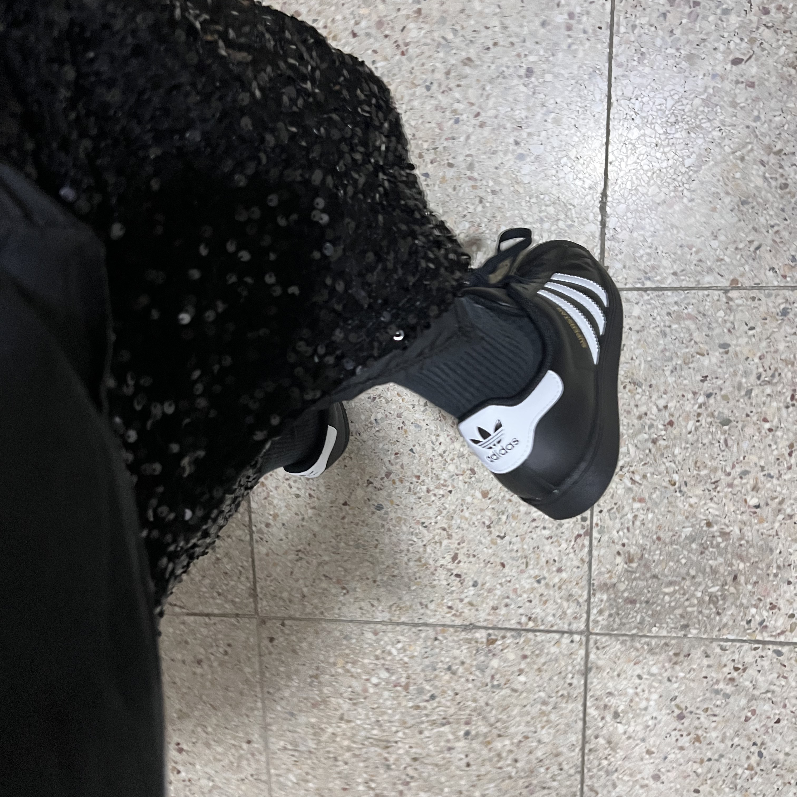 Adidas Superstar Core Black White 착용 스타일 - 3