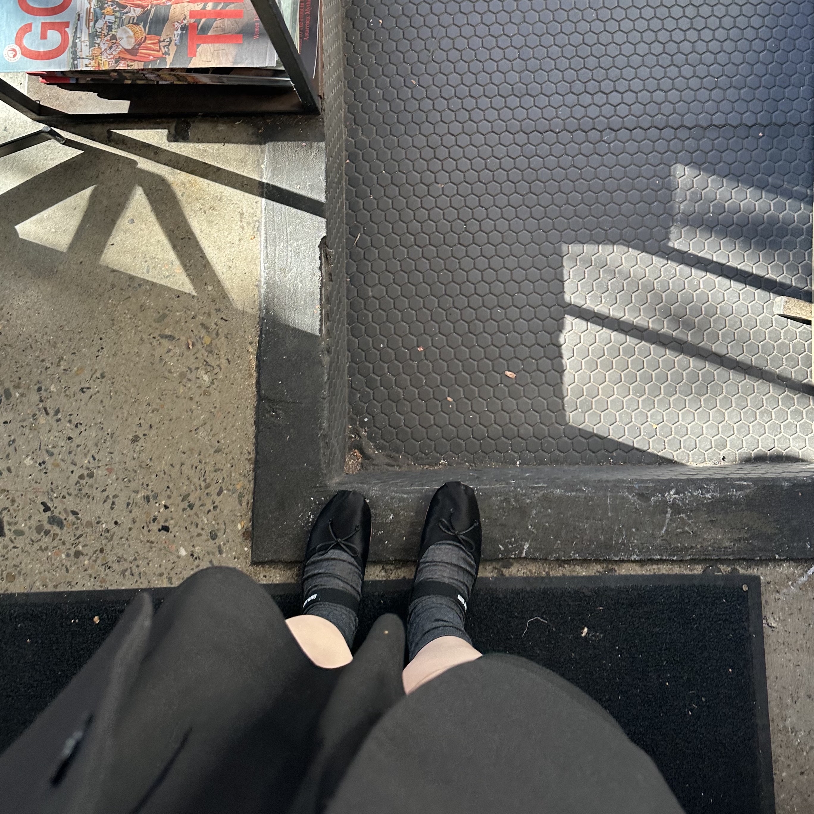 (W) Miu Miu Satin Ballerinas Black 착용 스타일 - 1