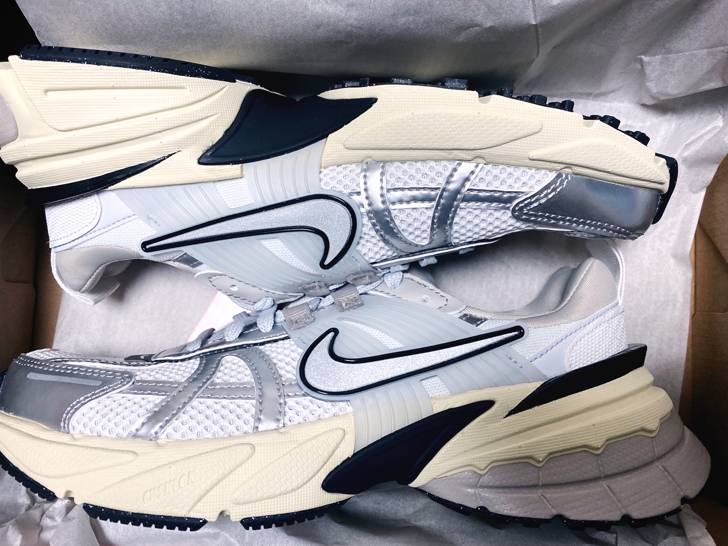 Nike V2K Run Summit White Metallic Silver 착용 스타일 - 1