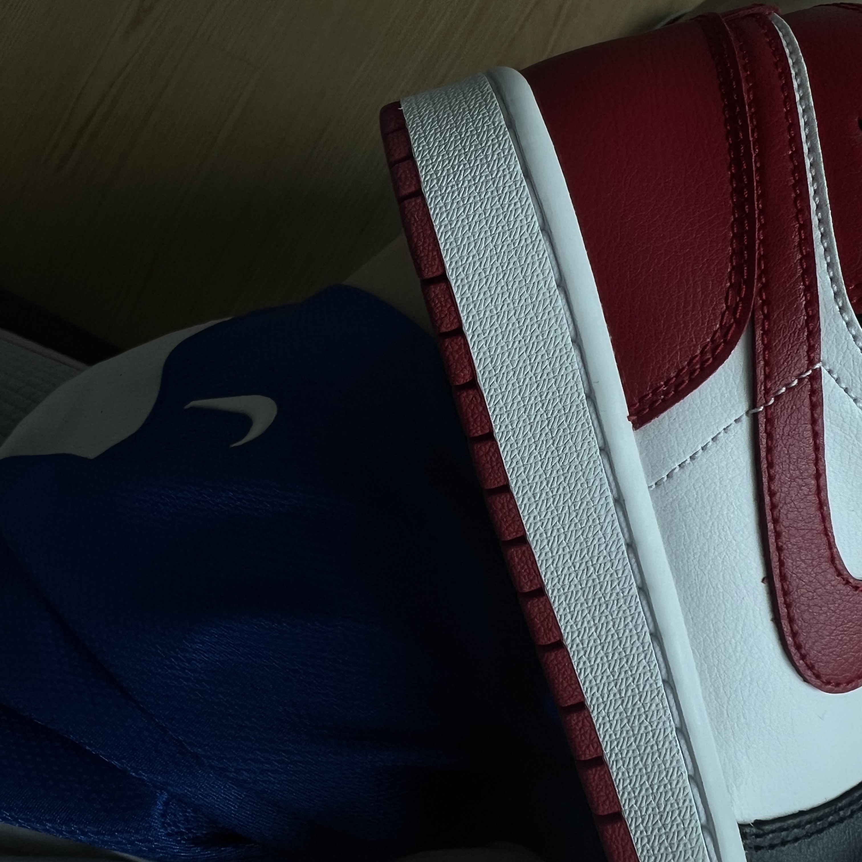 (W) Jordan 1 Mid Black and Gym Red 착용 스타일 - 1