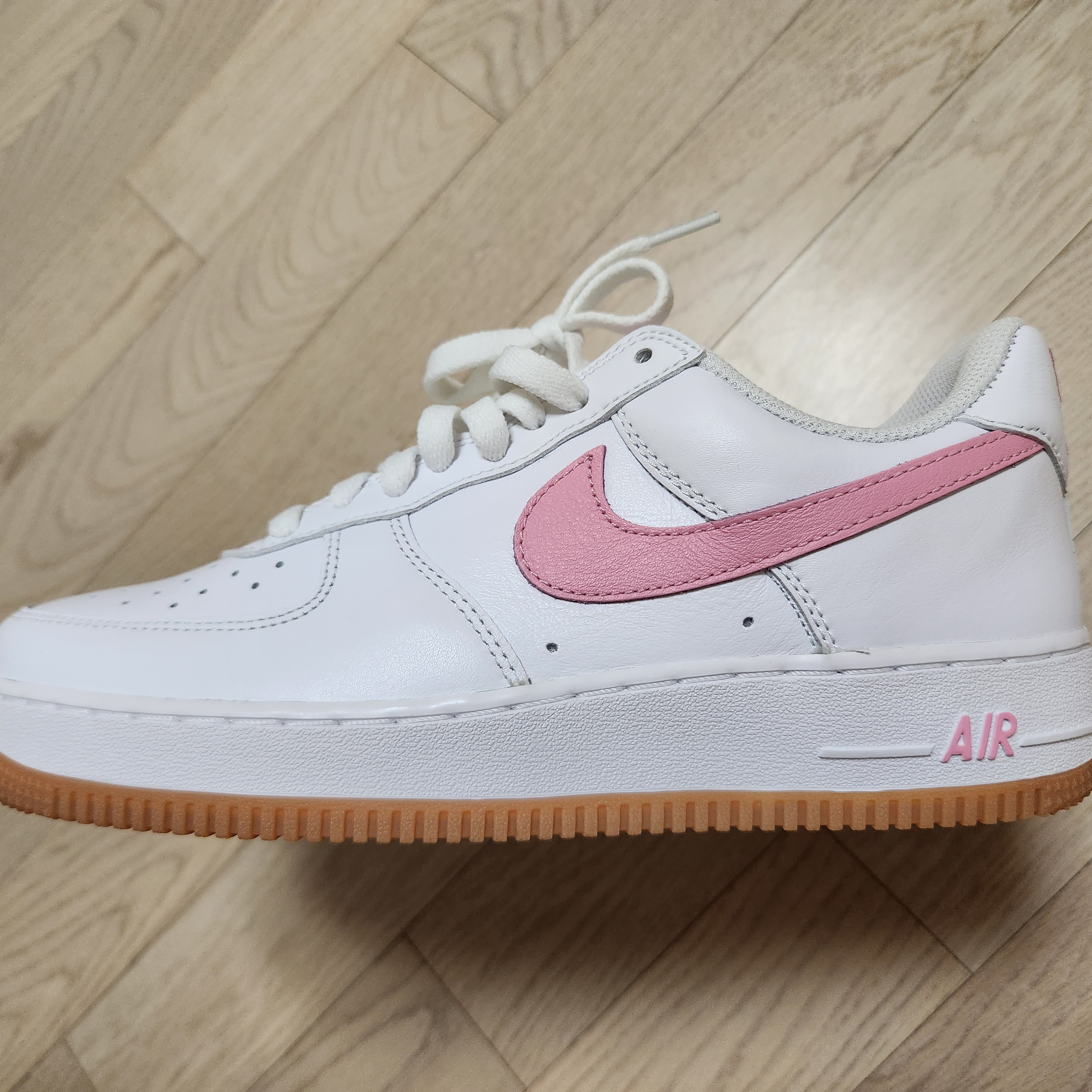 Nike Air Force 1 Low Retro Color of the Month White Pink 착용 스타일 - 3