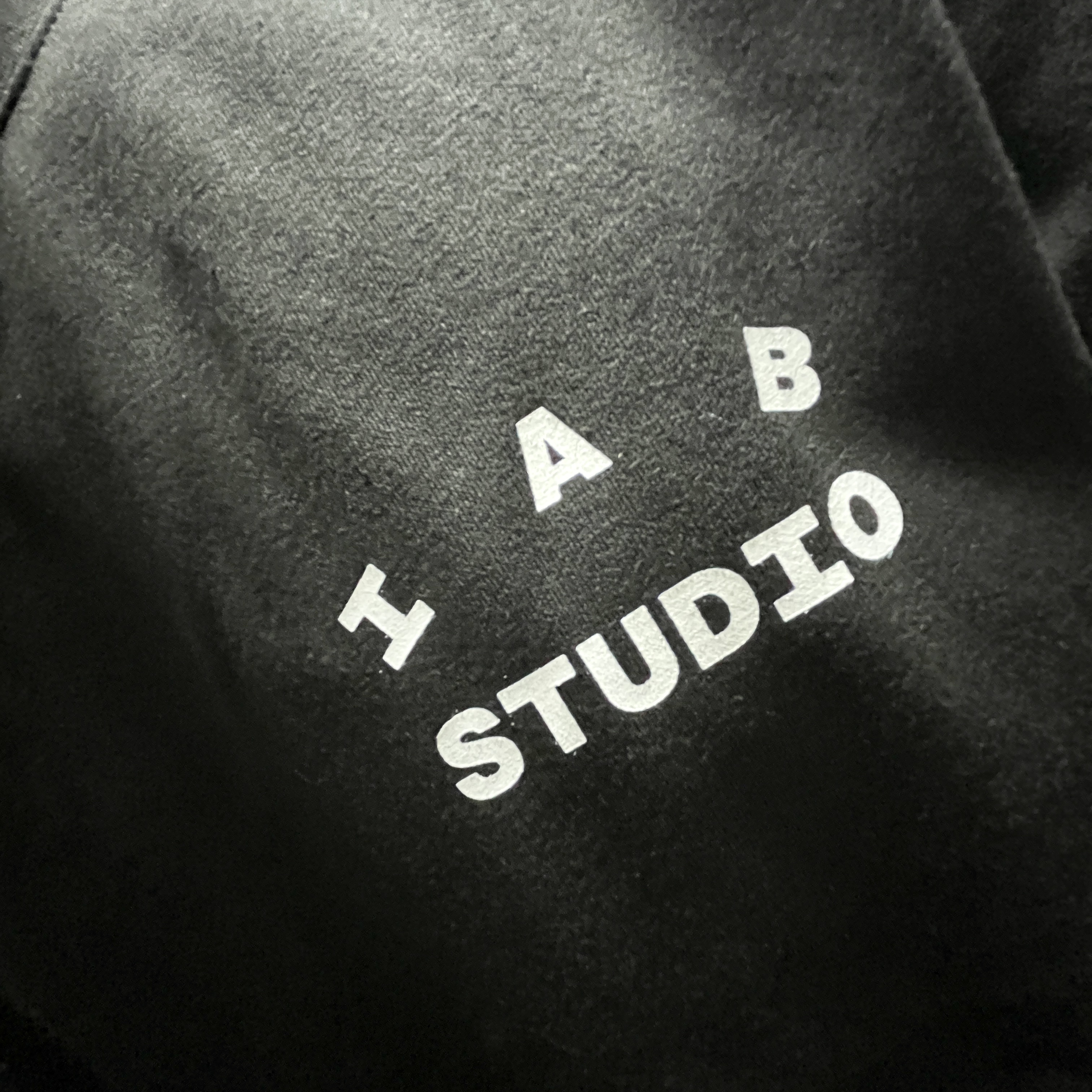 IAB Studio 10th Anniversary T-Shirts Pack White & Black (2 Pack) 착용 스타일 - 1