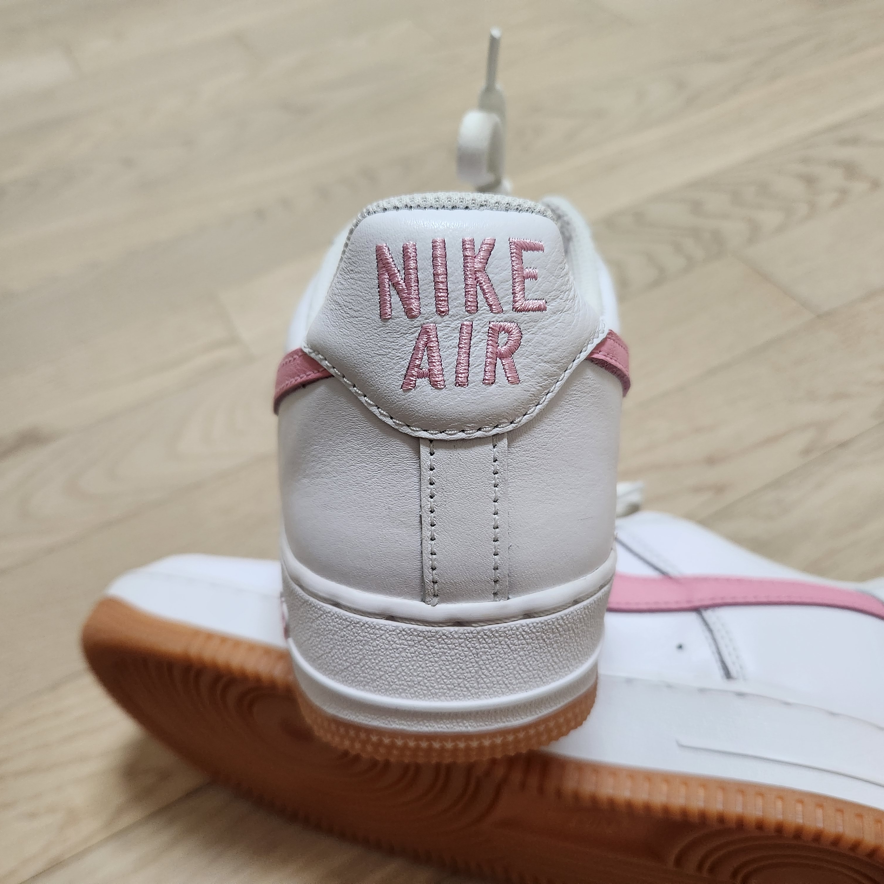 Nike Air Force 1 Low Retro Color of the Month White Pink 착용 스타일 - 2