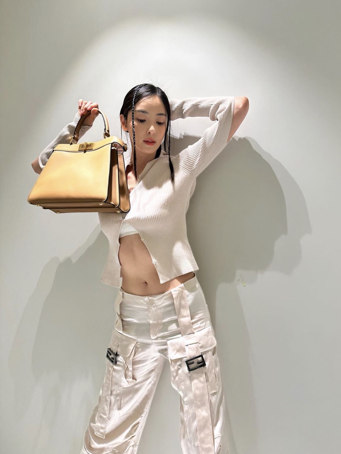 Fendi Peekaboo Iseeu Padded Nappa Leather Petite Bag Beige 착용 스타일 - 2