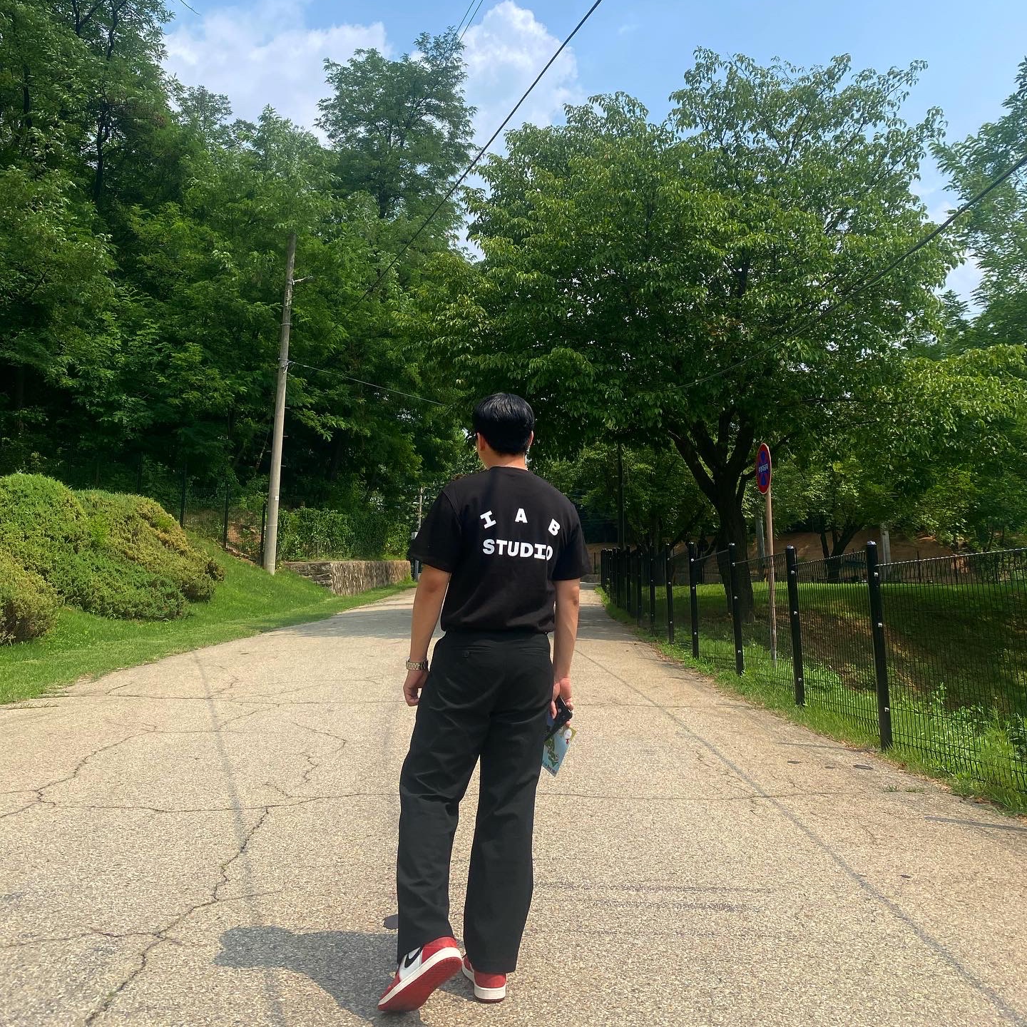 Jordan 1 Retro High Spider-Man Next Chapter, IAB Studio 10th Anniversary T-Shirt Black 착용 스타일