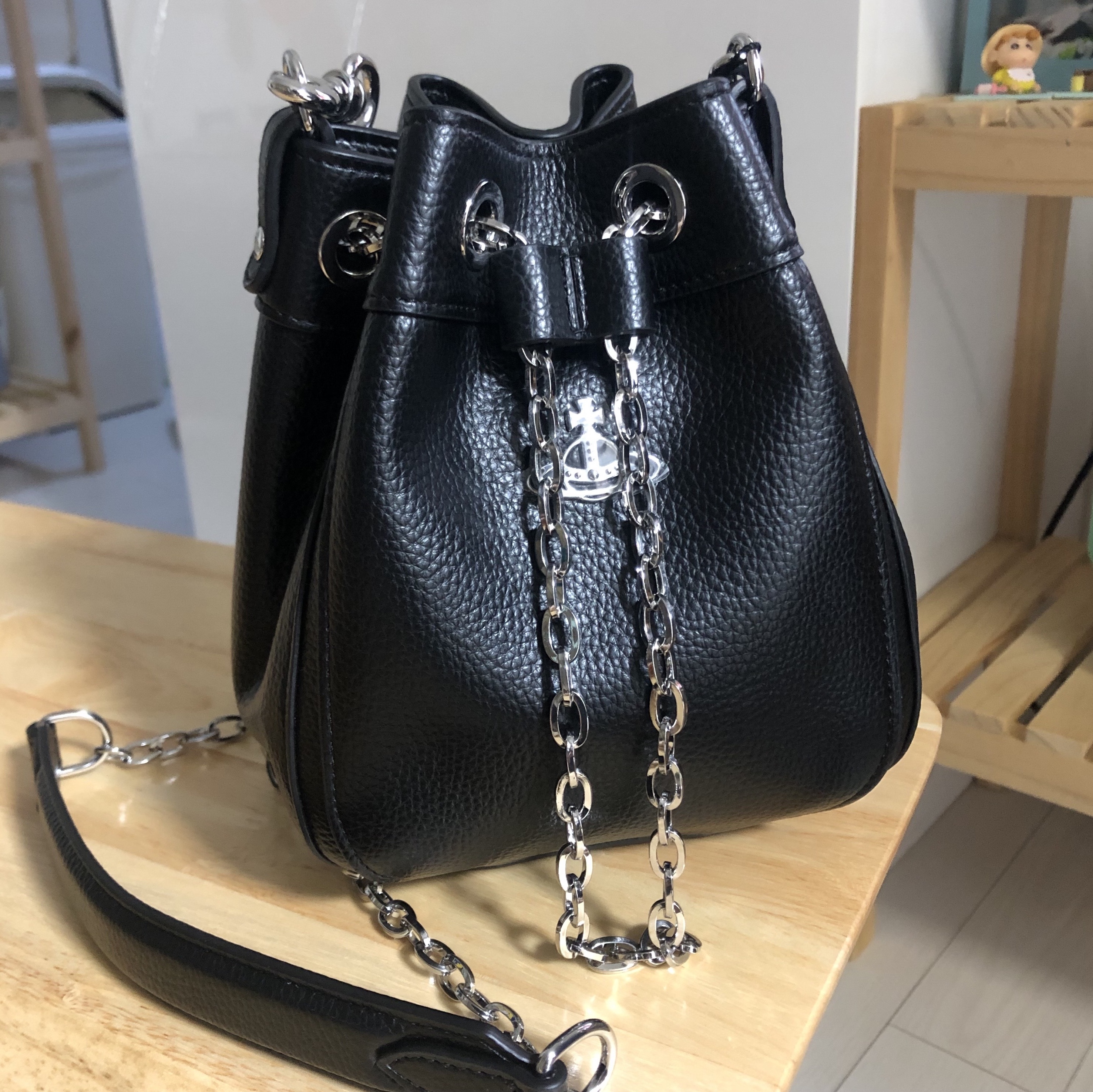Vivienne Westwood Chrissy Small Bucket Bag Black 착용 스타일