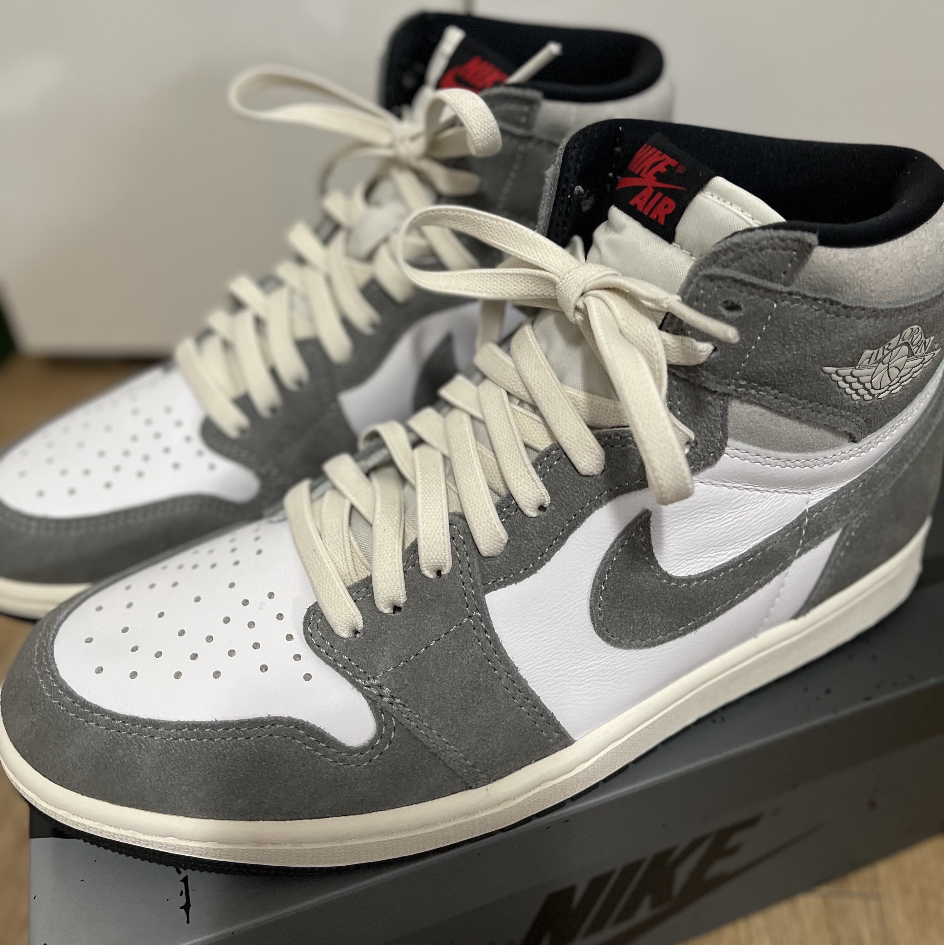 Jordan 1 Retro High OG Black and Smoke Grey 착용 스타일