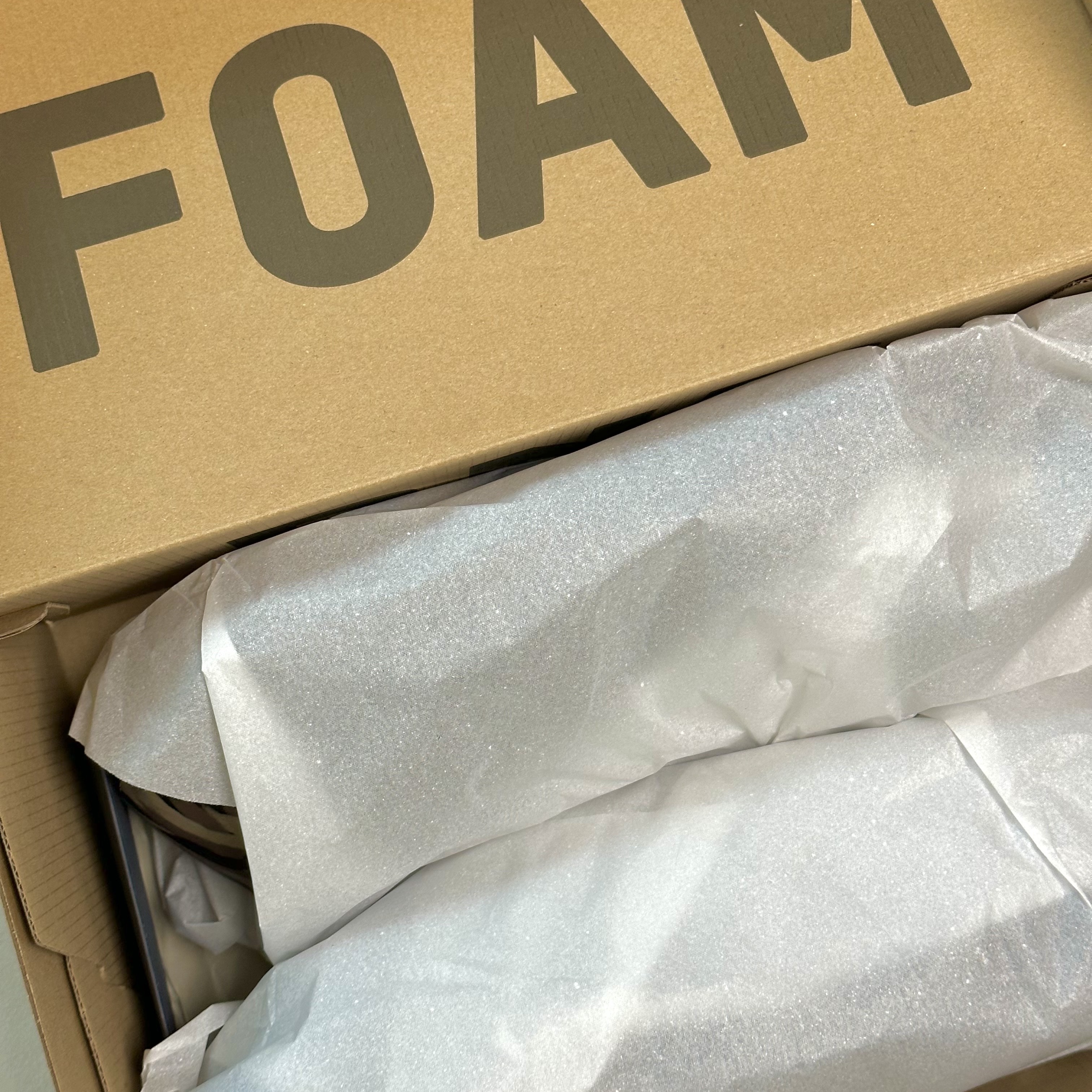 Adidas Yeezy Foam RNNR MX Cinder 착용 스타일 - 1