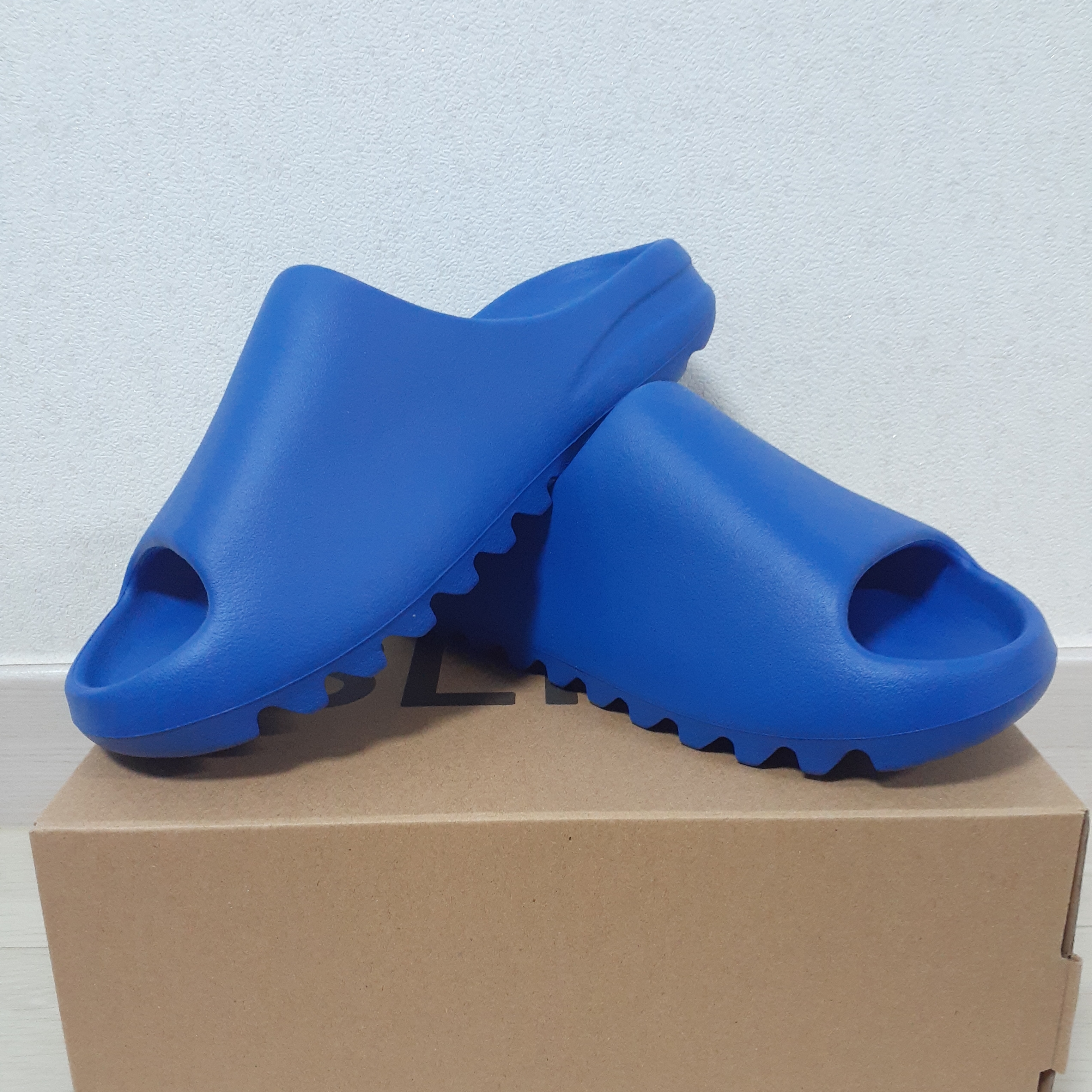 Adidas Yeezy Slide Azure 착용 스타일