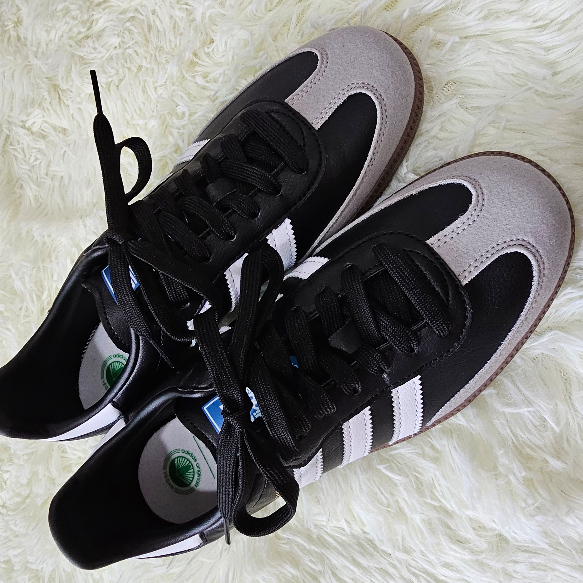 Adidas Samba Vegan Black White 착용 스타일 - 2