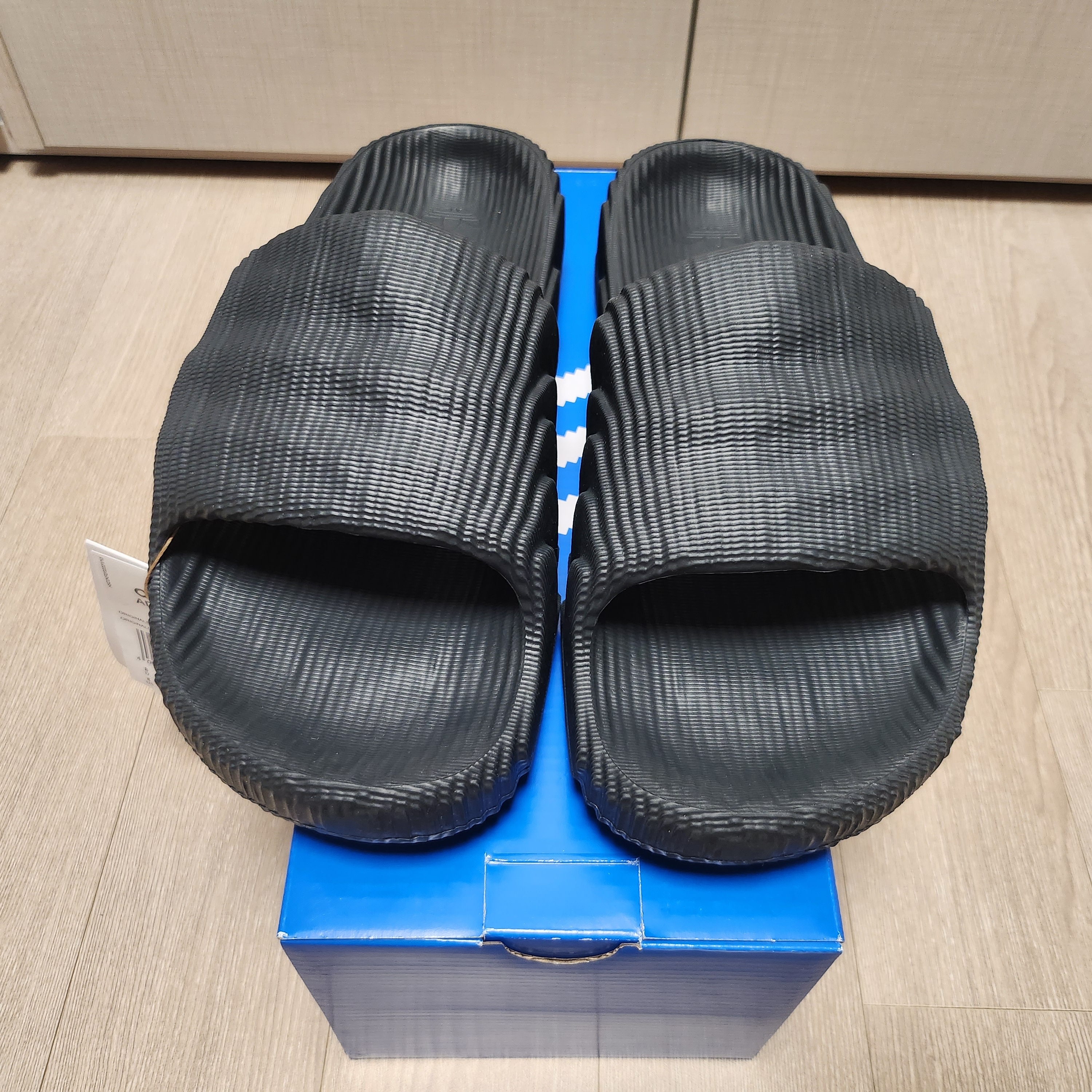 Adidas Adilette 22 Carbon 착용 스타일 - 3