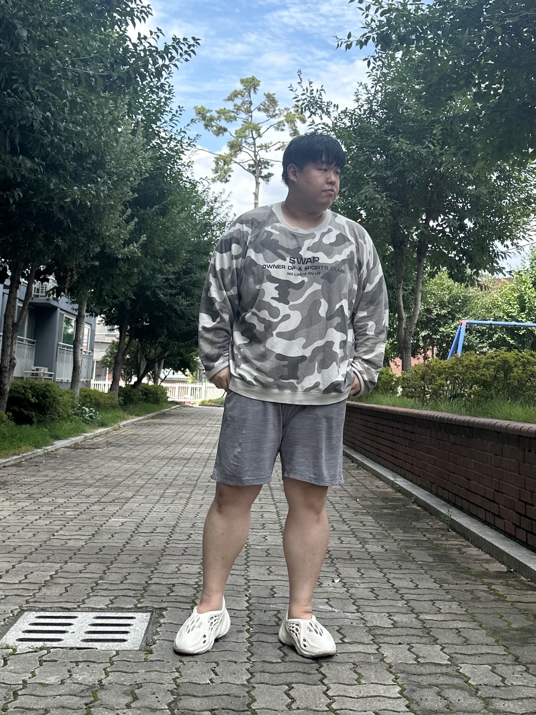 Adidas Yeezy Foam RNNR Ararat 착용 스타일