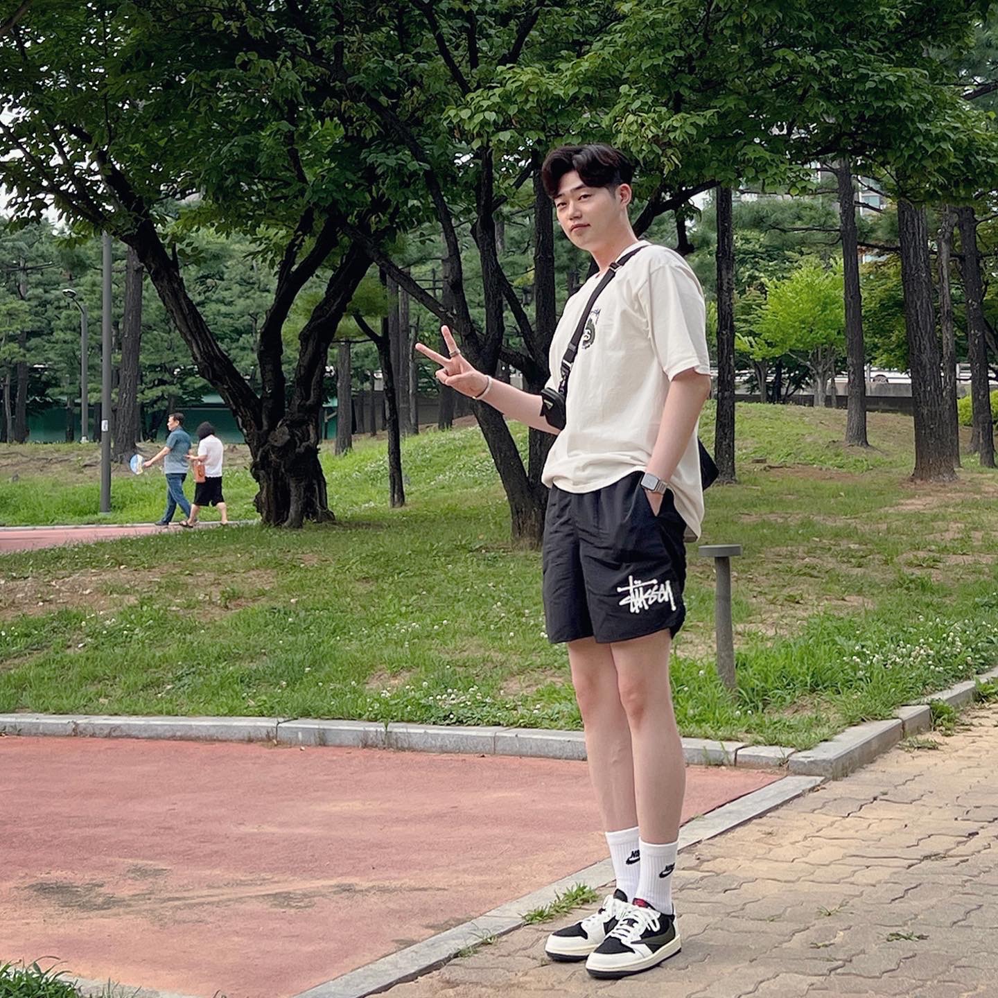 Stussy Crown Wreath Pigment Dyed T-Shirt Natural, Prada Re-Nylon and Saffiano Leather Shoulder Bag Black 착용 스타일 - 3