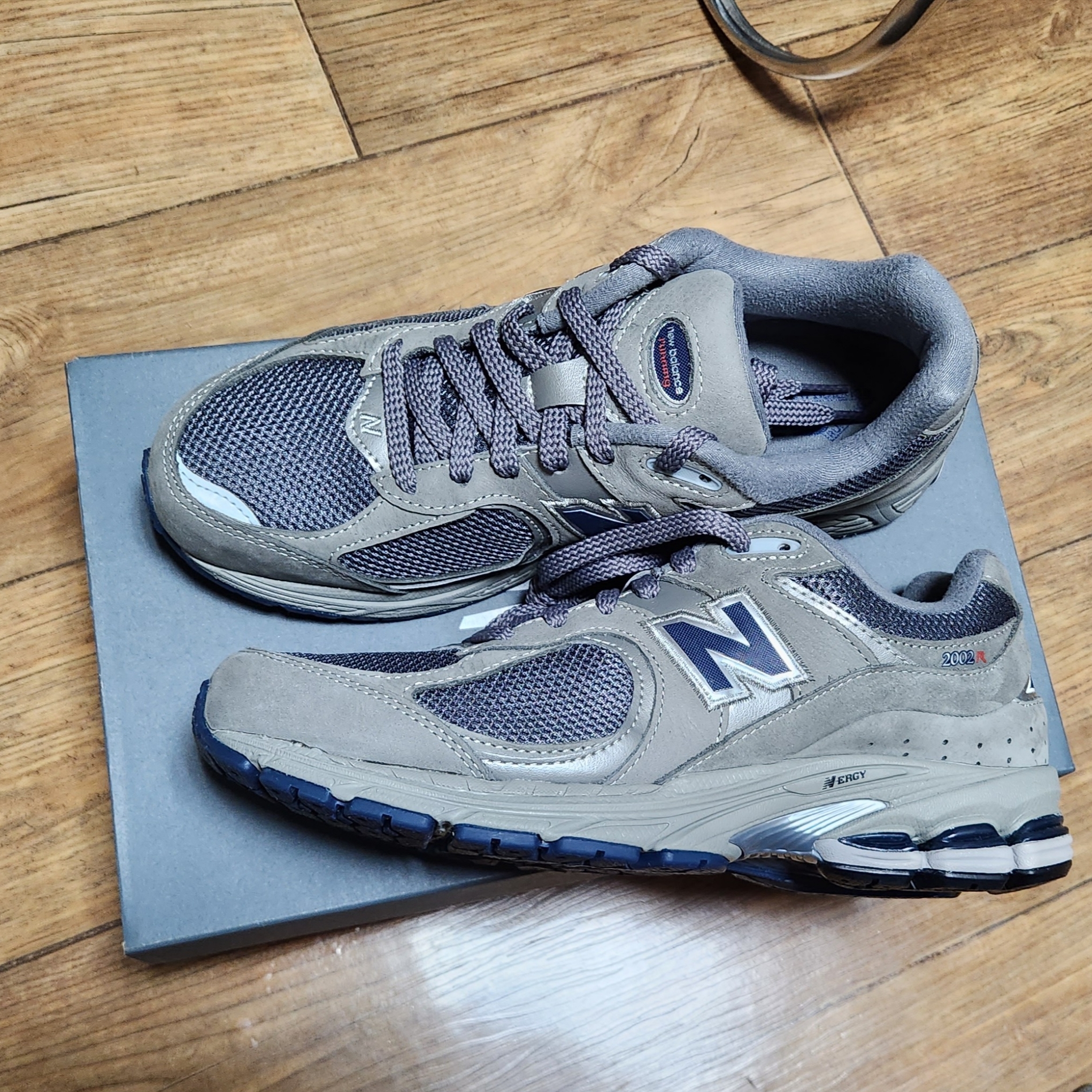 New Balance 2002R Gray 착용 스타일