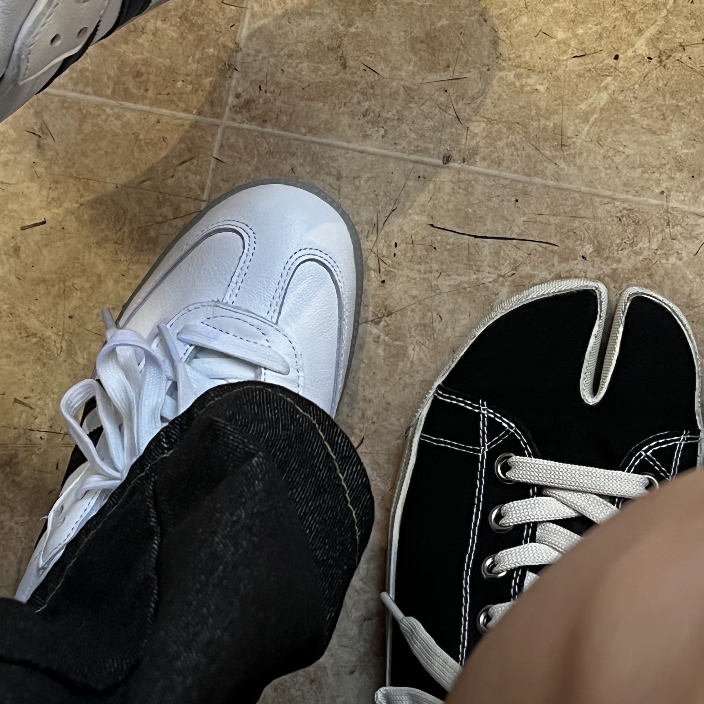 Adidas x Dill Samba White Black, Maison Margiela Tabi Low Black 착용 스타일 - 1