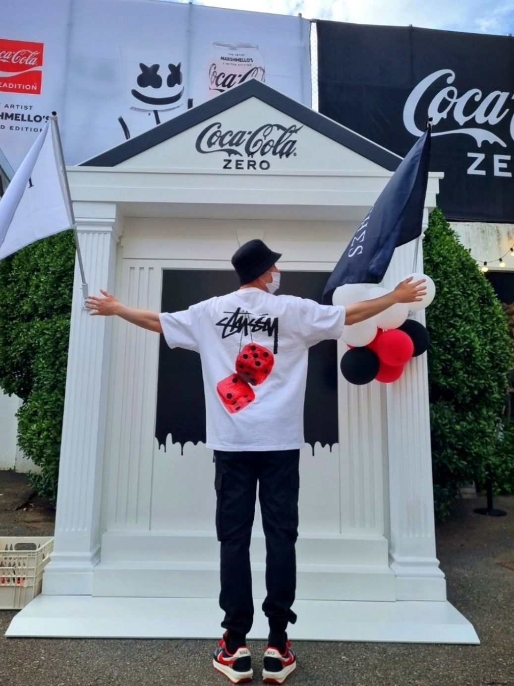 Nike x Sacai x Undercover LDWaffle Midnight Spruce University Red, Stussy Fuzzy Dice T-Shirt White 착용 스타일