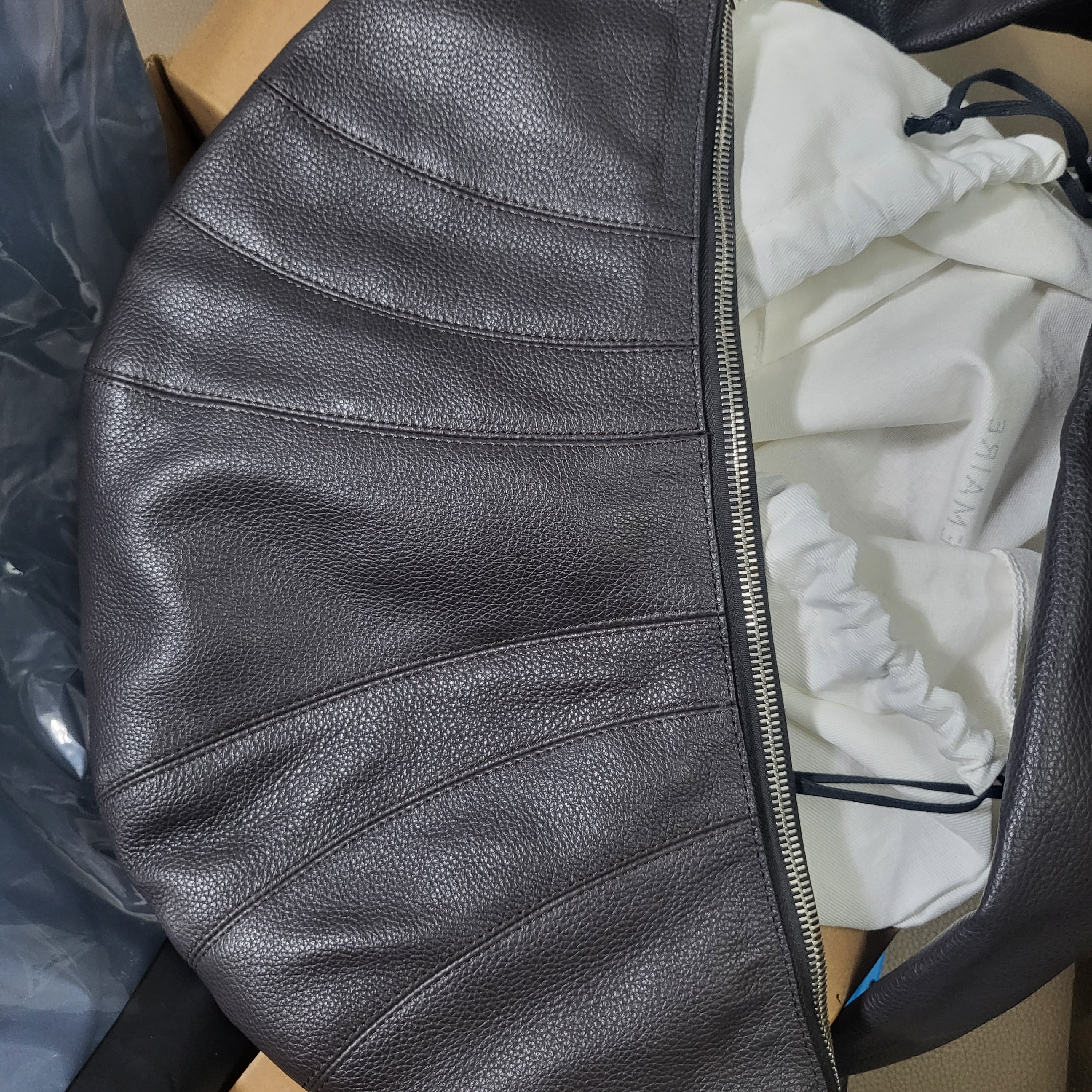 Lemaire Medium Croissant Bag Soft Grained Leather Dark Chocolate 착용 스타일
