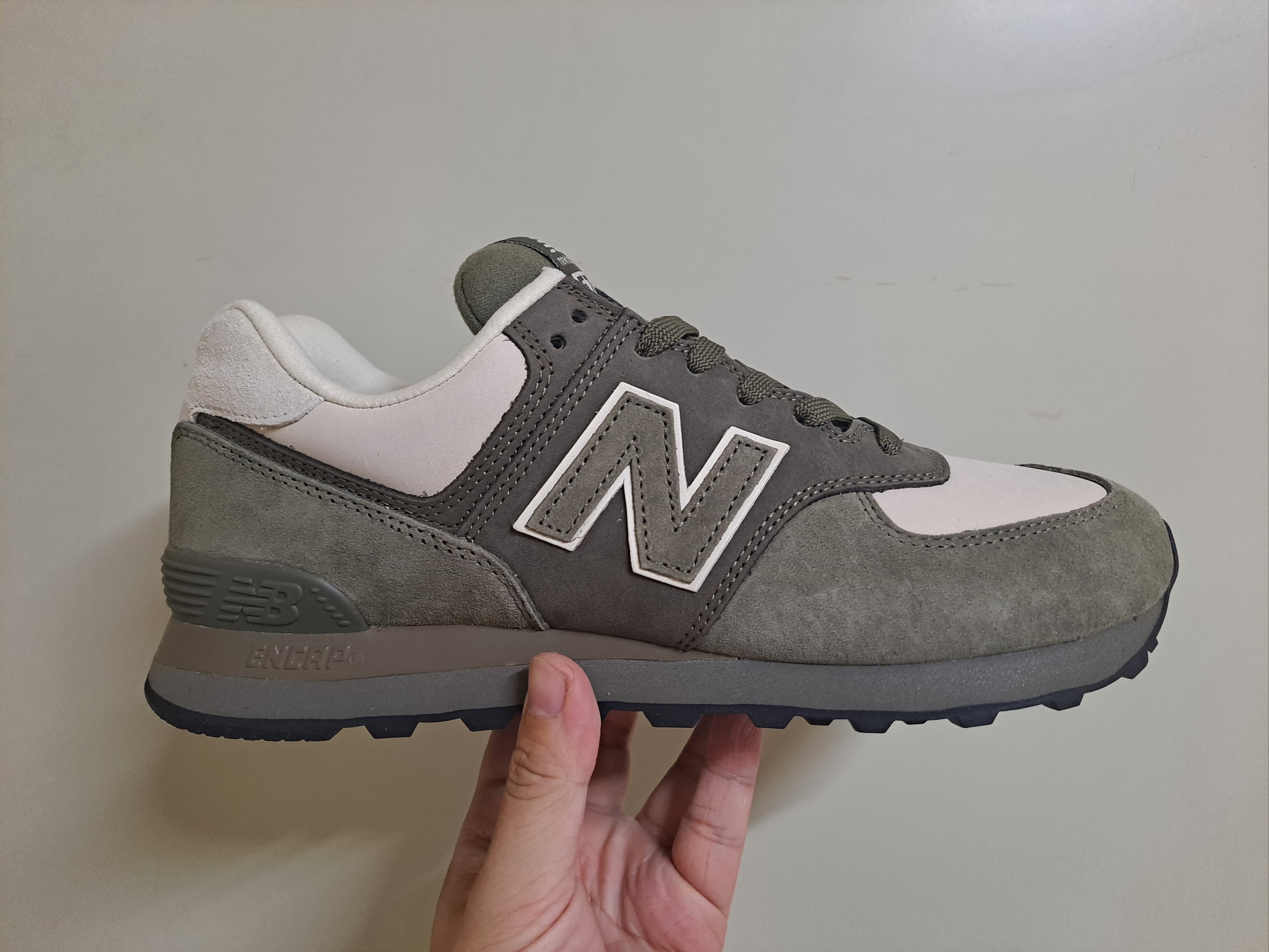 New Balance x Comme des Garcons Junya Watanabe Man 574 Suede Khaki Off White 착용 스타일 - 1