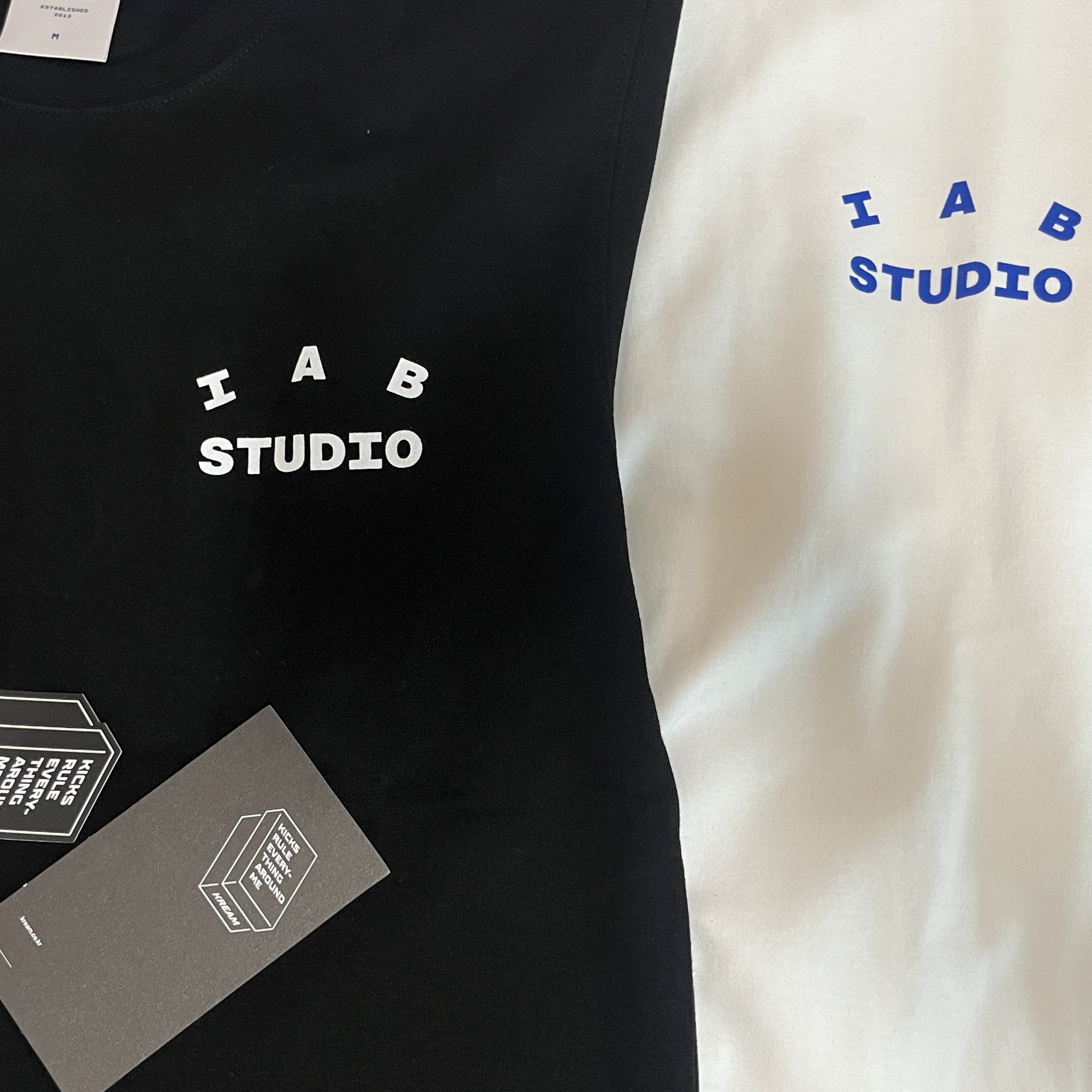 IAB Studio 10th Anniversary T-Shirts Pack White & Black (2 Pack) 착용 스타일