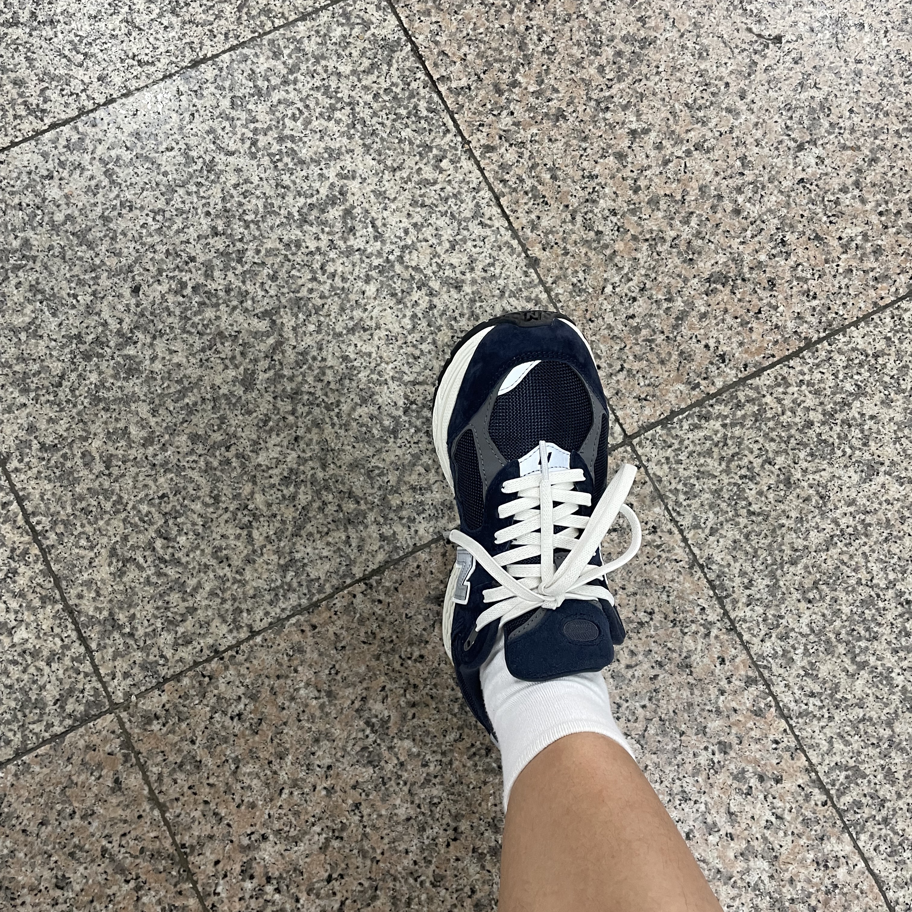 New Balance 2002R Eclipse Castlerock 착용 스타일 - 1