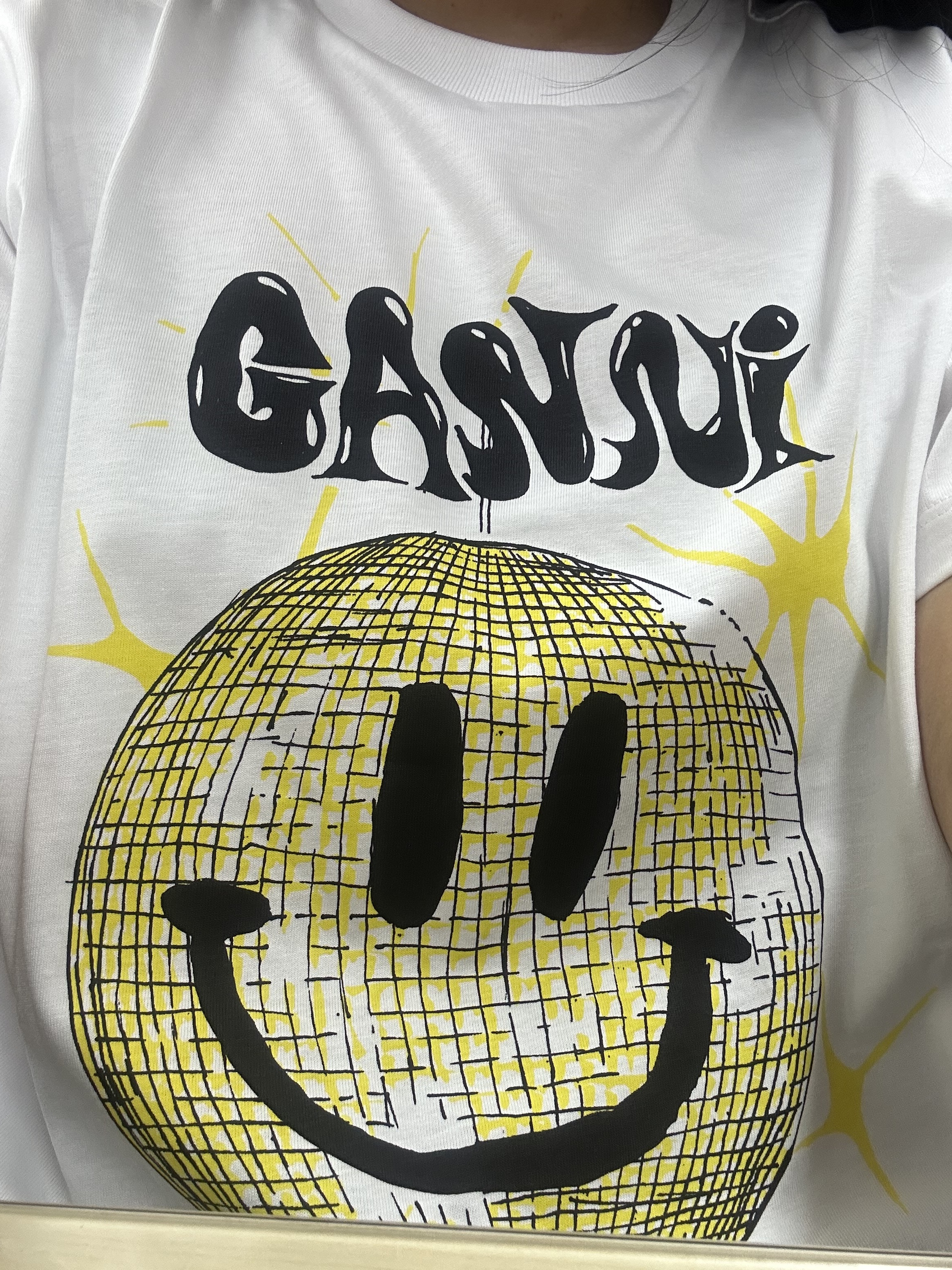 (W) Ganni Yellow Smiley Relaxed T-Shirt Bright White 착용 스타일