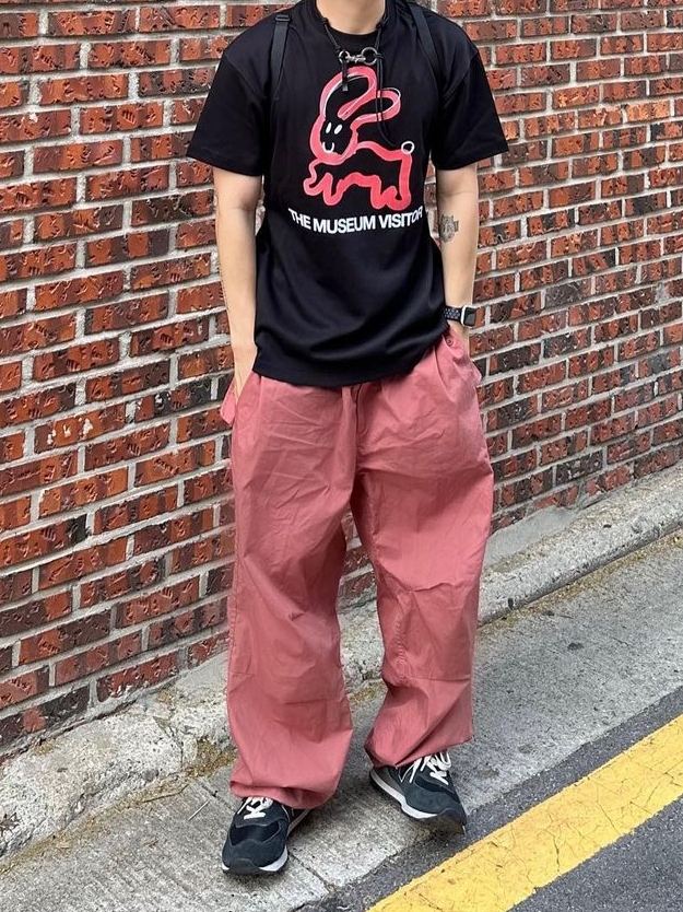The Museum Visitor Rabbit Printed T-Shirt Black - 23PS, The Museum Visitor Rabbit Printed T-Shirt White - 23PS 착용 스타일 - 1