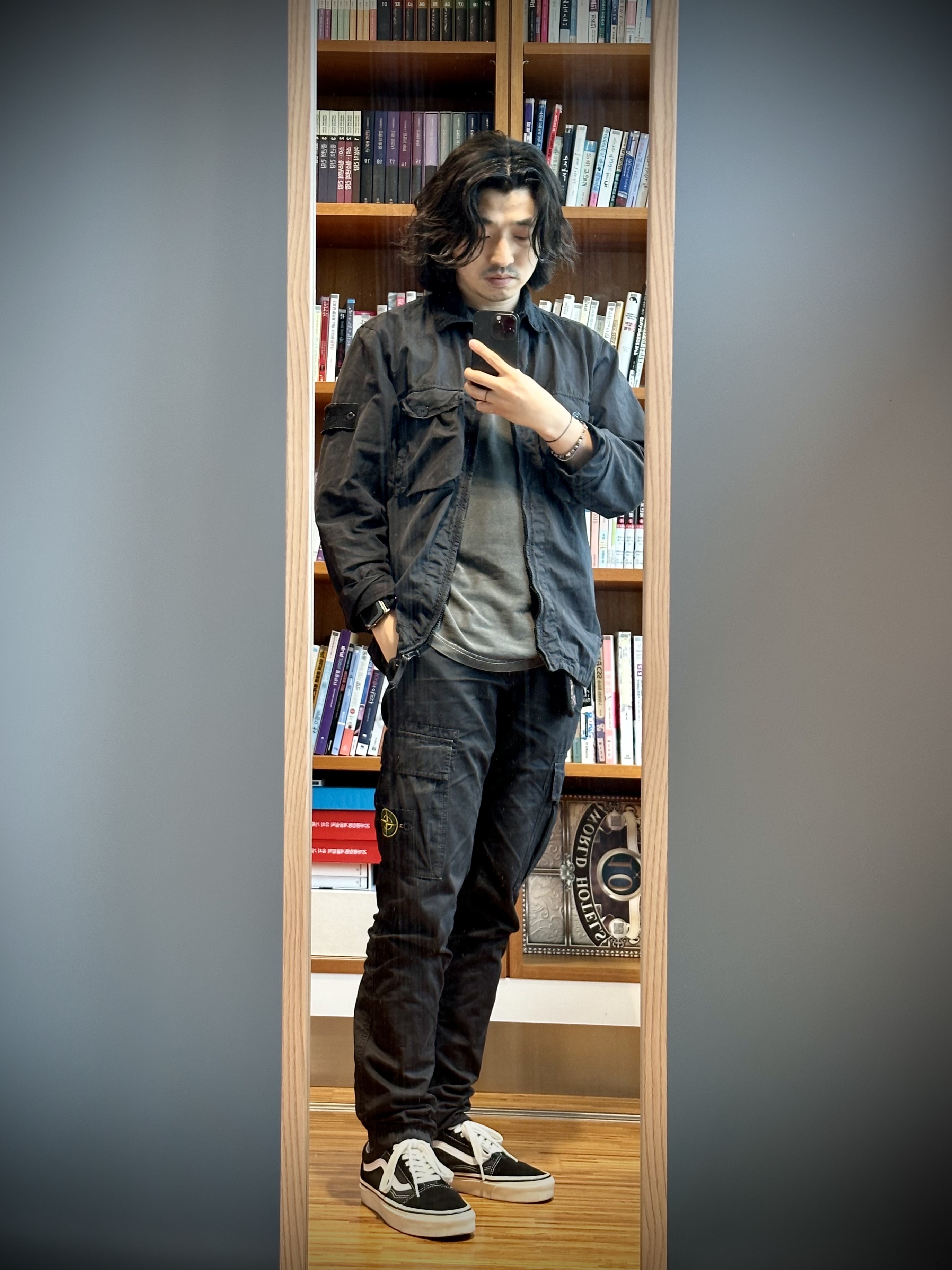 Stone Island 303WA Brushed Cotton Canvas Garment Dyed Cargo Pants Black - 22SS, Vans Old Skool 36 DX Anaheim Factory Black White 착용 스타일 - 1