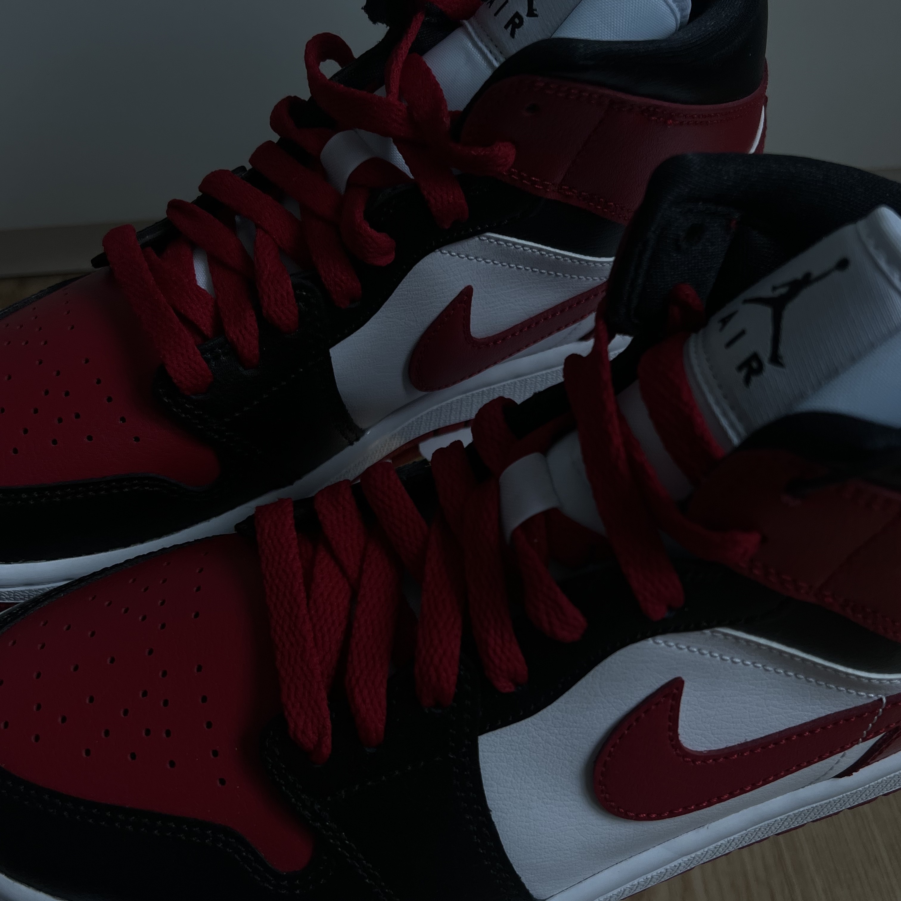 (W) Jordan 1 Mid Black and Gym Red 착용 스타일 - 2