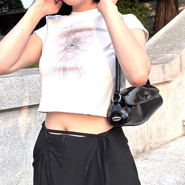 Art of Field Printed Slit Mesh Short Sleeved T-Shirt White, Art of Field Printed Slit Mesh Short Sleeved T-Shirt Black 착용 스타일 - 1