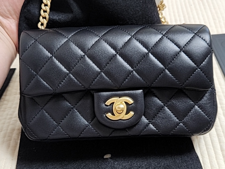 Chanel Mini Flap Bag Lambskin & Gold Black 착용 스타일