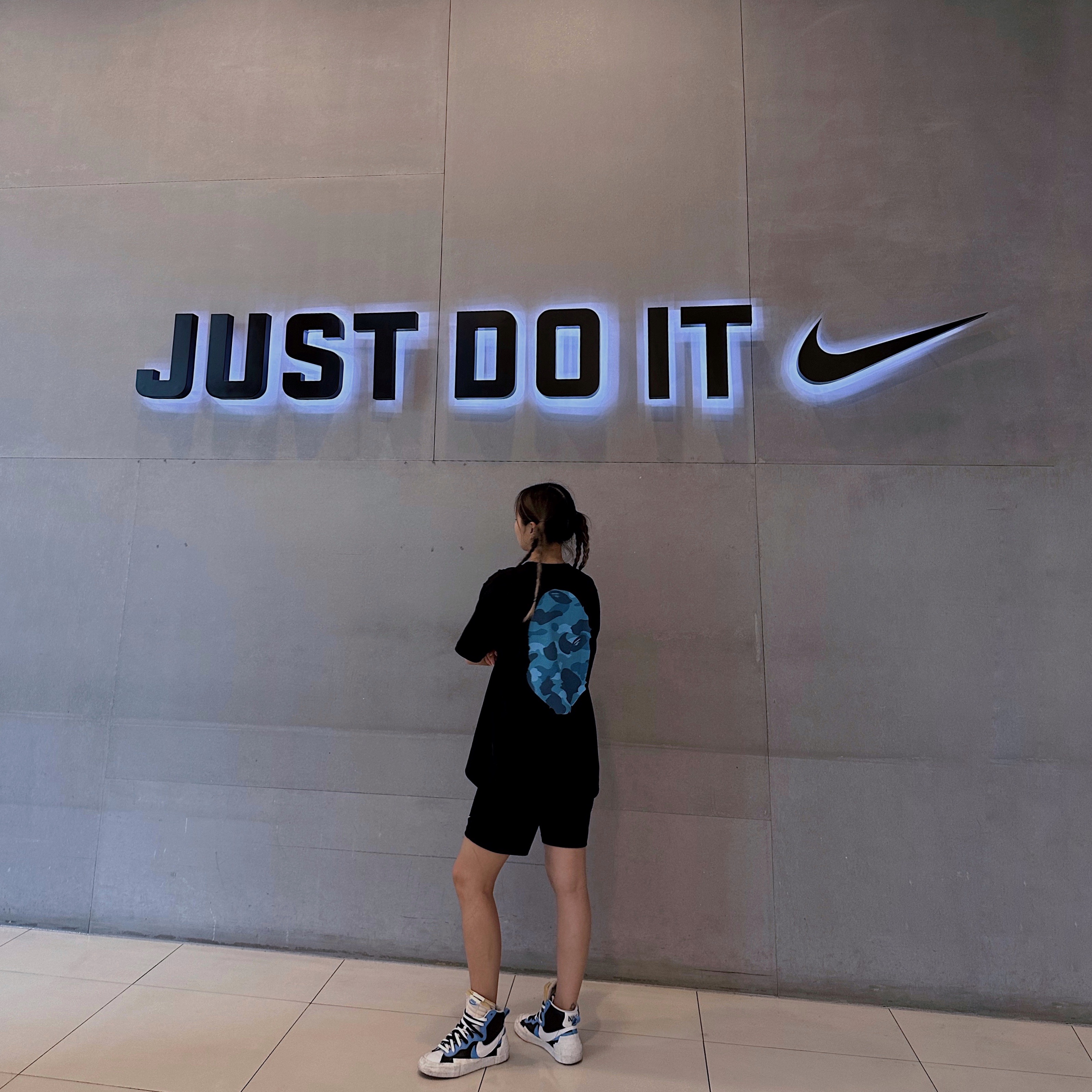 Nike x Sacai Blazer Mid White Black Legend Blue 착용 스타일 - 2