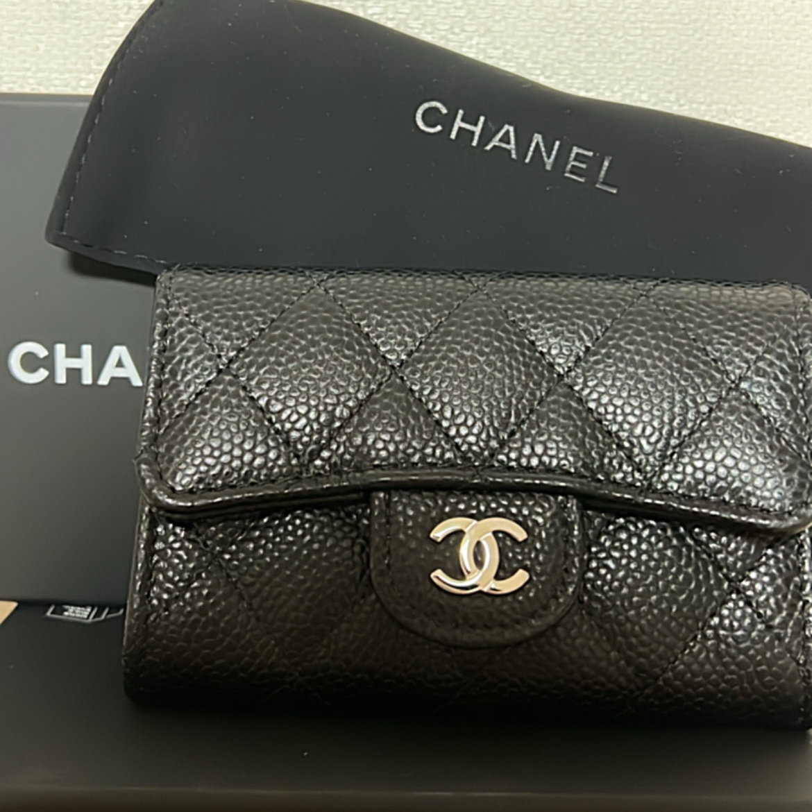 Chanel Classic Card Holder Grained Calfskin & Silver Black 착용 스타일
