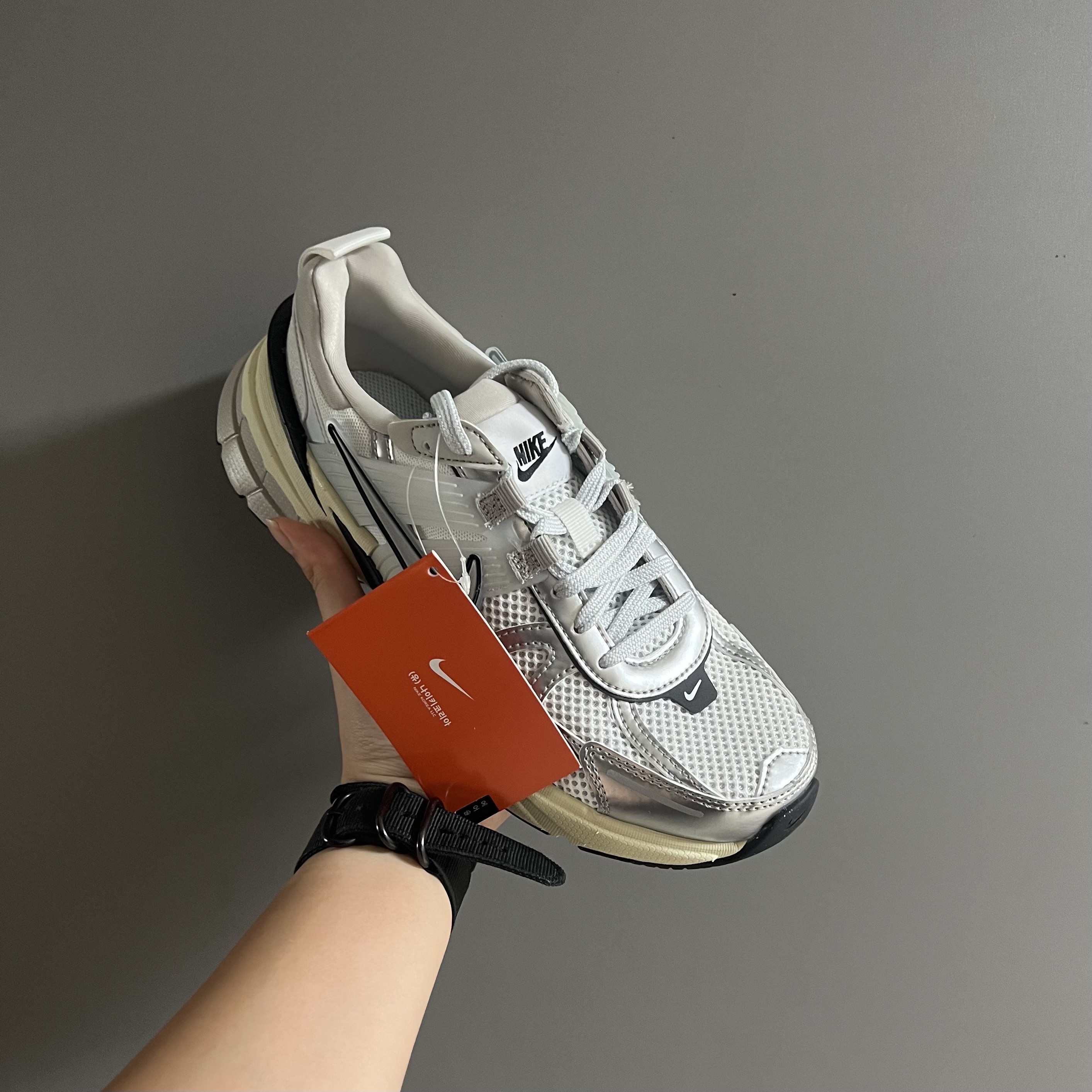 Nike V2K Run Summit White Metallic Silver 착용 스타일