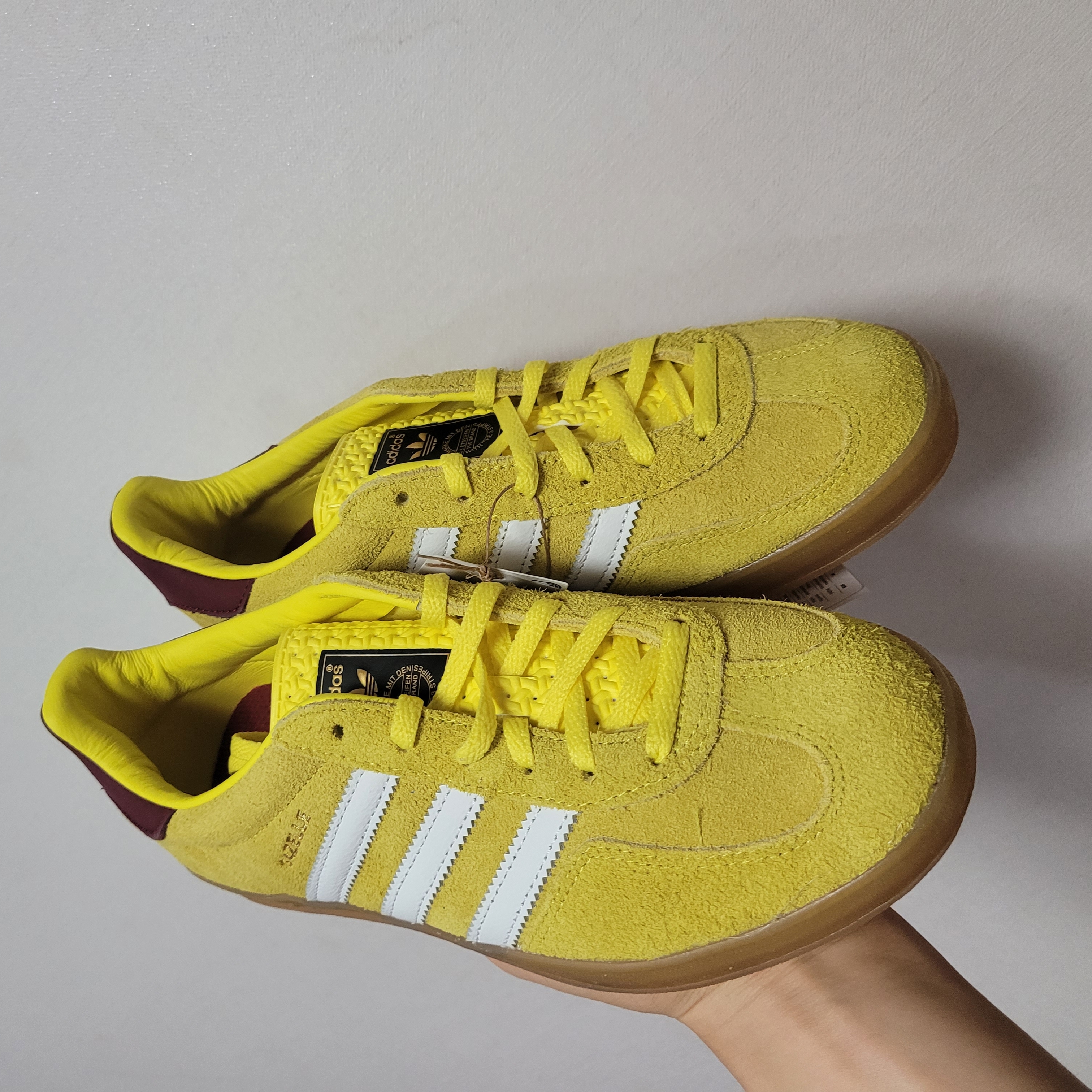 (W) Adidas Gazelle Indoor Bright Yellow Burgundy 착용 스타일 - 2
