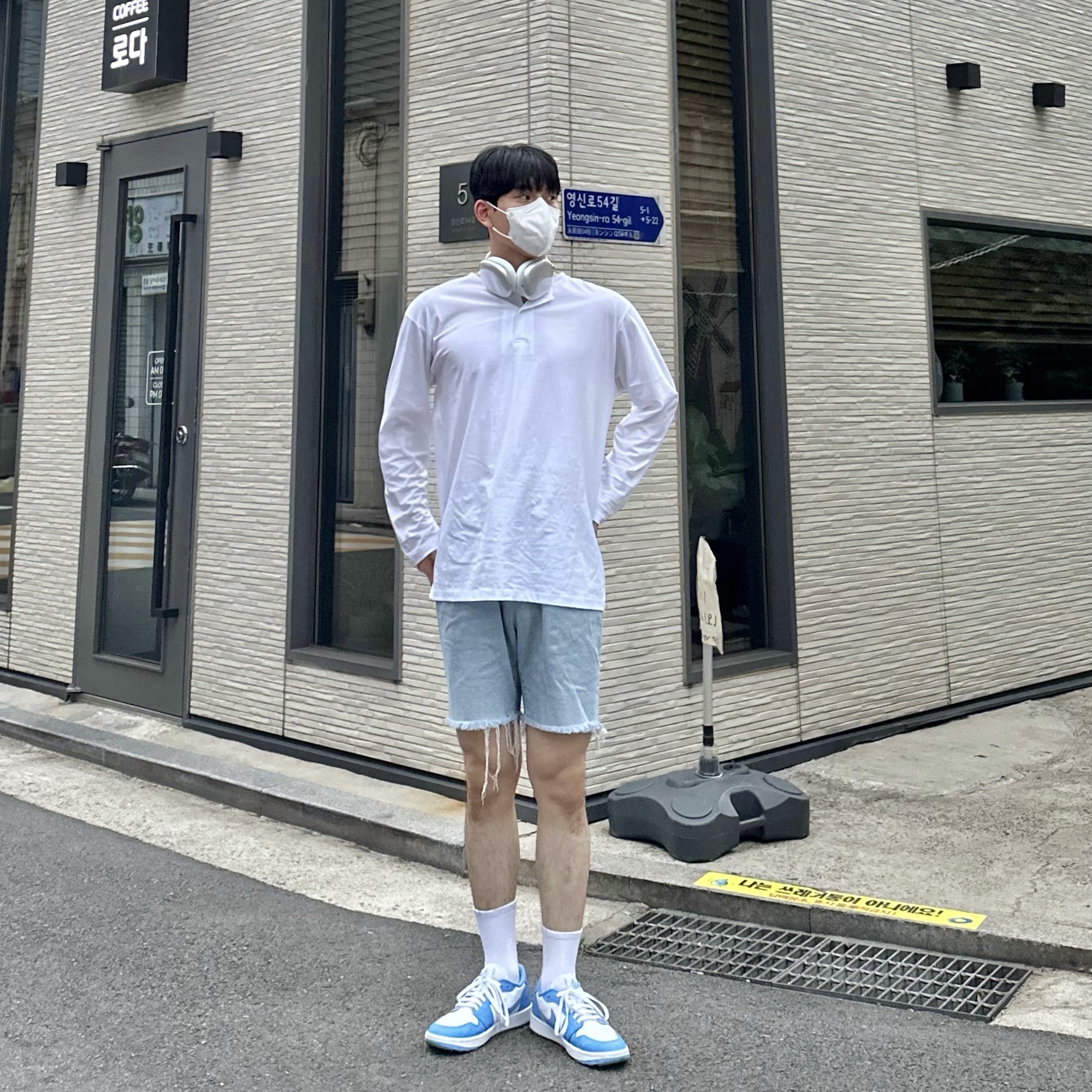 Jordan 1 Low Golf White and University Blue 착용 스타일 - 3