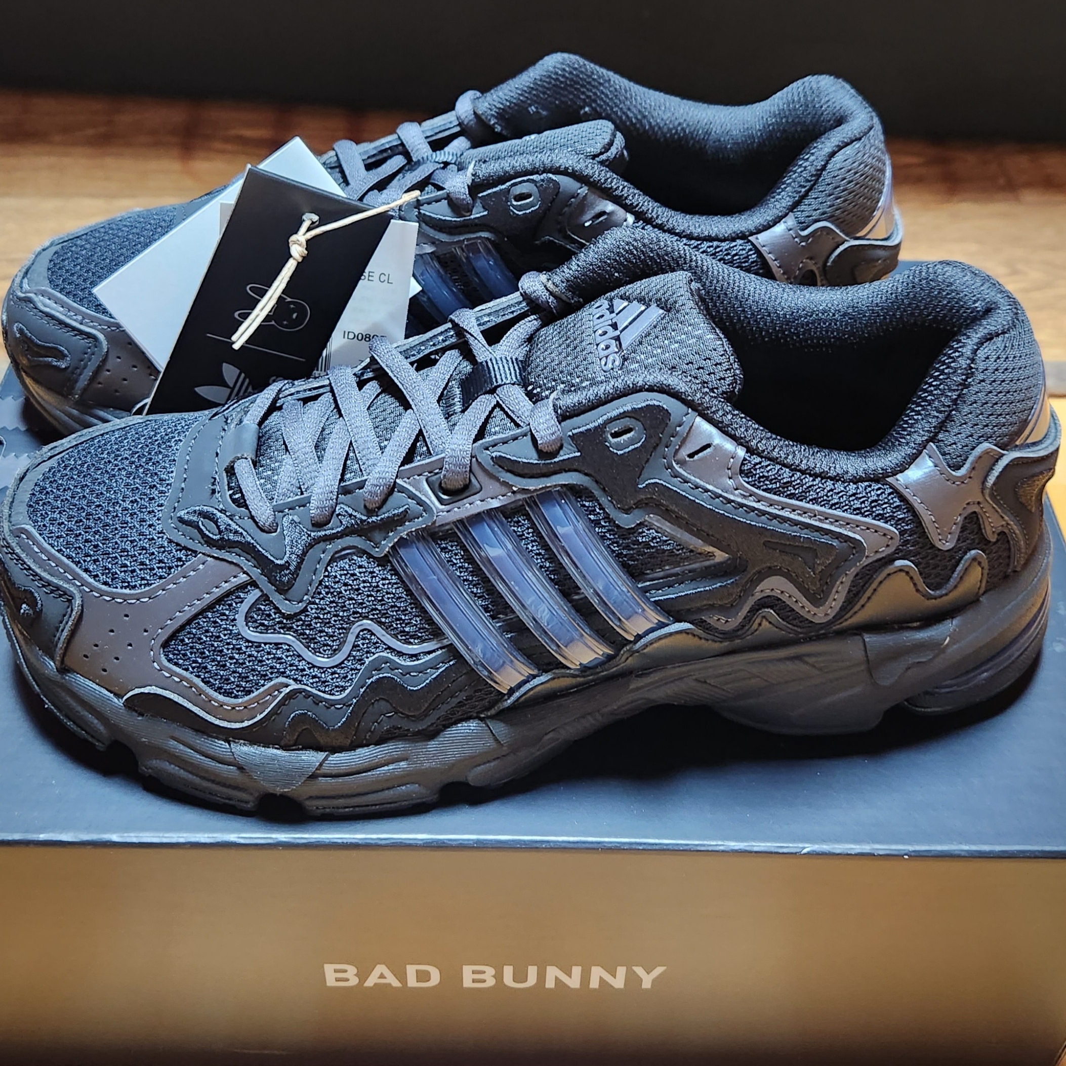 Adidas x Bad Bunny Response CL Core Black 착용 스타일 - 3